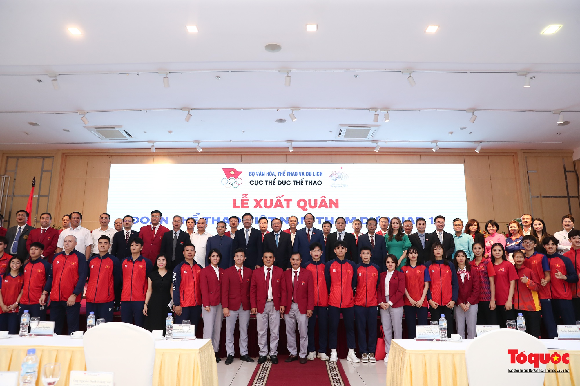 Đoàn Thể thao Việt Nam tham dự ASIAD 19 ủng hộ hơn một trăm triệu đồng tới các nạn nhân vụ cháy chung cư mini và lũ quét tại Lào Cai - Ảnh 15.