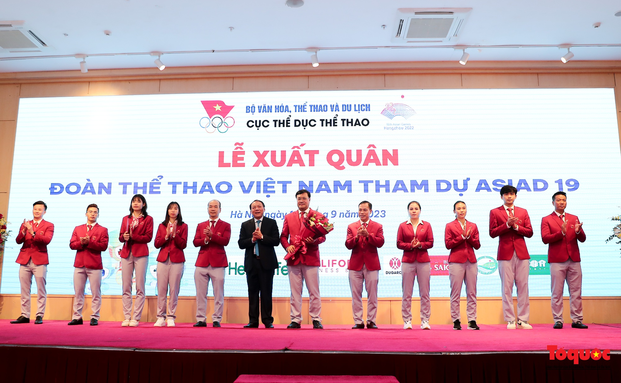 Đoàn Thể thao Việt Nam tham dự ASIAD 19 ủng hộ hơn một trăm triệu đồng tới các nạn nhân vụ cháy chung cư mini và lũ quét tại Lào Cai - Ảnh 14.