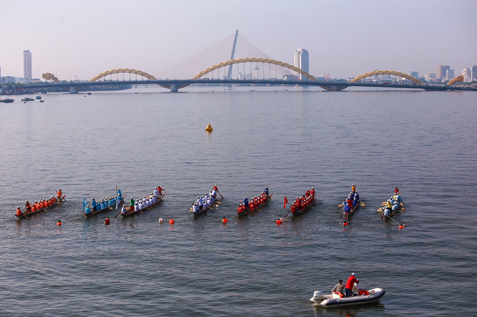 Hàng nghìn người đội nắng, trèo cây cổ vũ đua thuyền tại Đà Nẵng dịp lễ 2/9 - Ảnh 1.