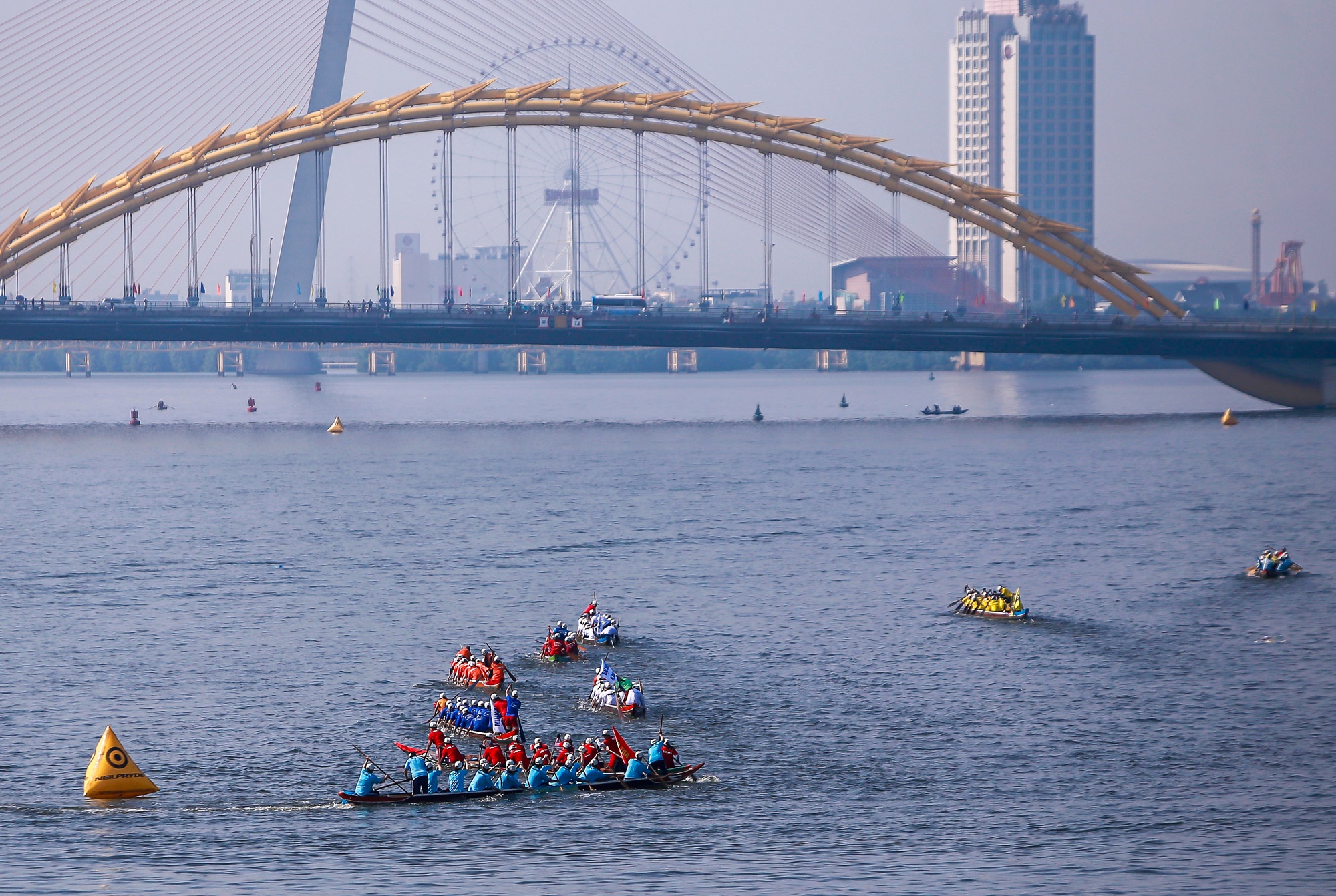 Hàng nghìn người đội nắng, trèo cây cổ vũ đua thuyền tại Đà Nẵng dịp lễ 2/9 - Ảnh 9.