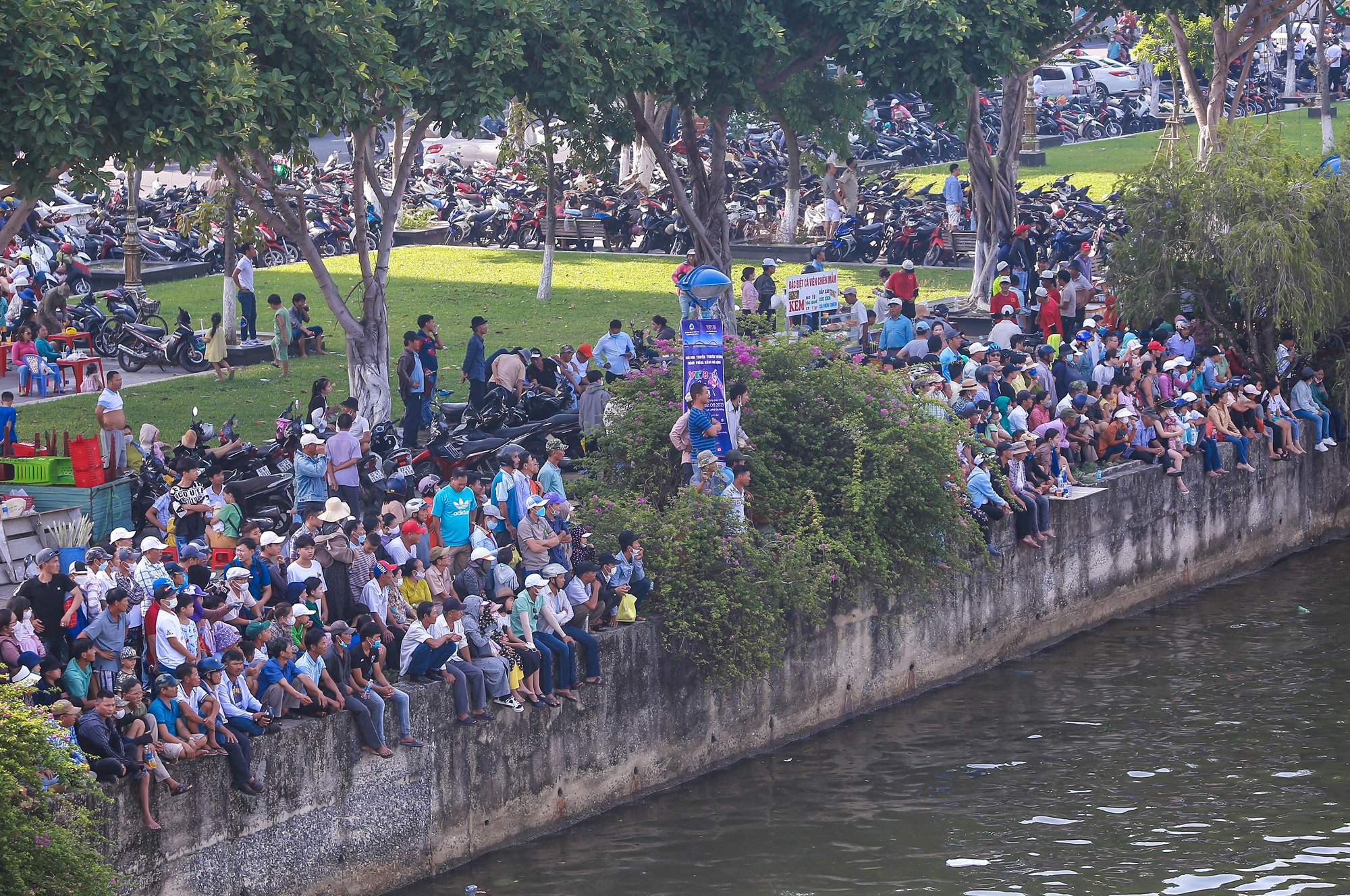 Hàng nghìn người đội nắng, trèo cây cổ vũ đua thuyền tại Đà Nẵng dịp lễ 2/9 - Ảnh 5.