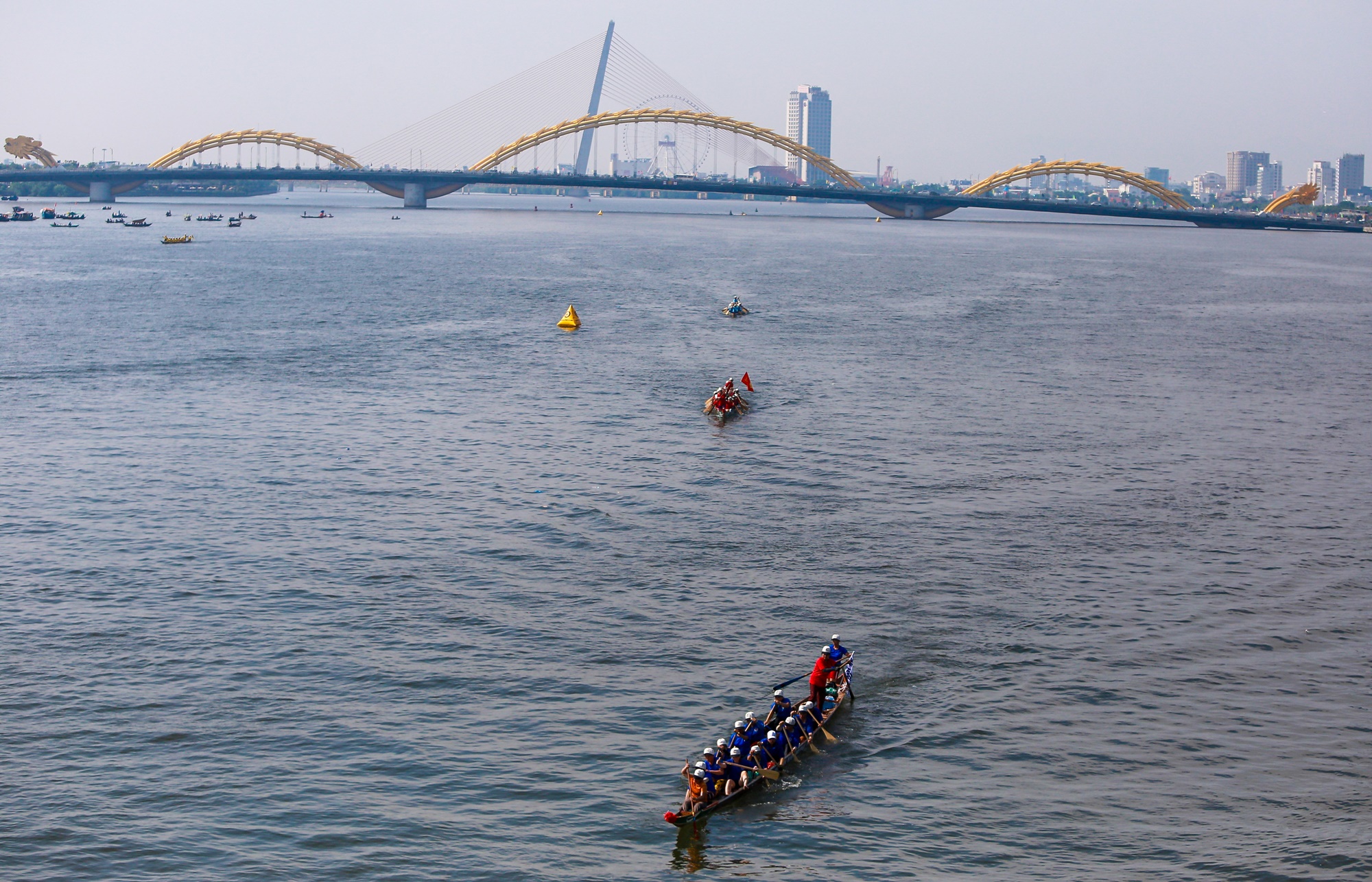 Hàng nghìn người đội nắng, trèo cây cổ vũ đua thuyền mừng Quốc khánh 2/9 tại Đà Nẵng - Ảnh 19.