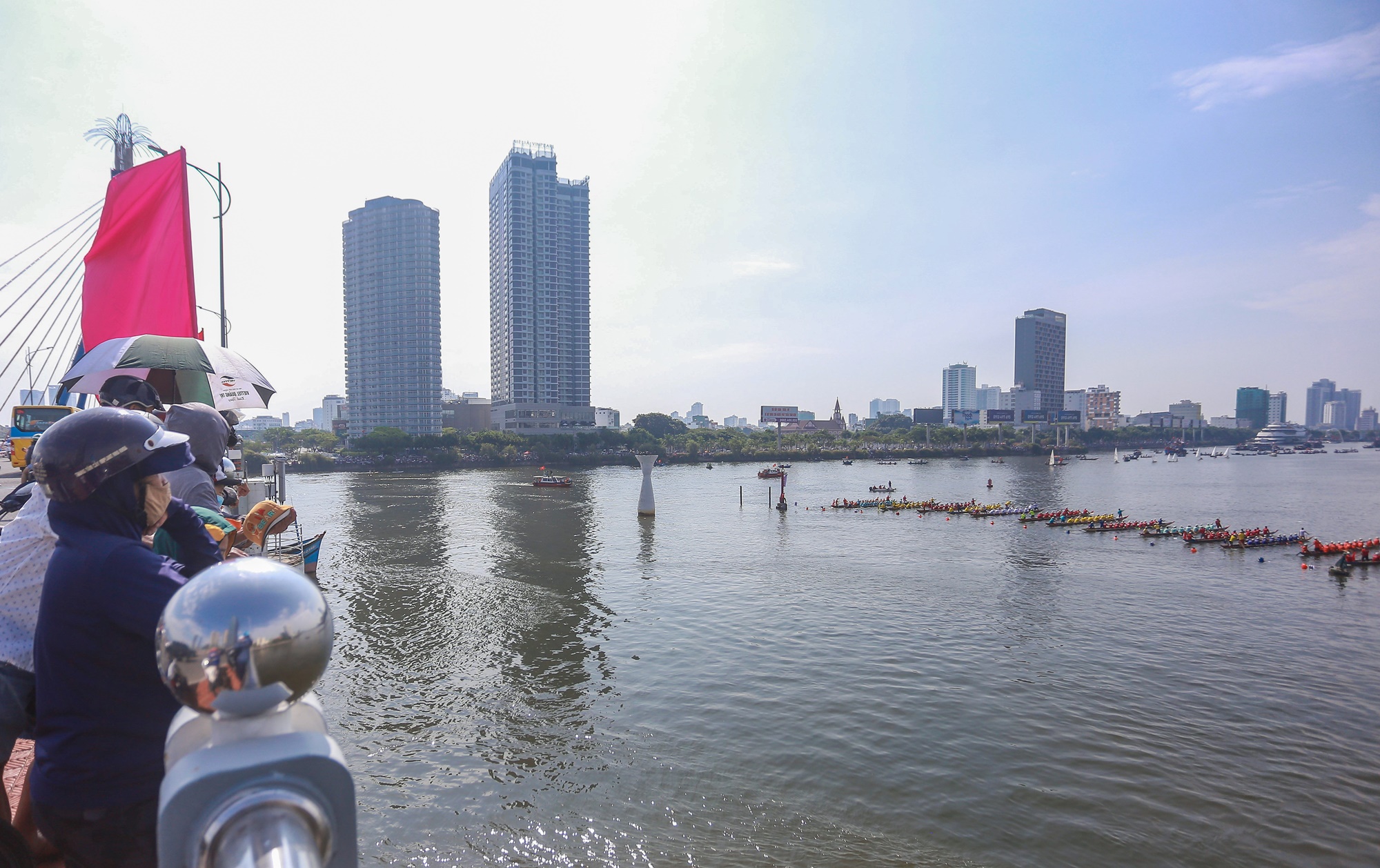 Hàng nghìn người đội nắng, trèo cây cổ vũ đua thuyền tại Đà Nẵng dịp lễ 2/9 - Ảnh 3.