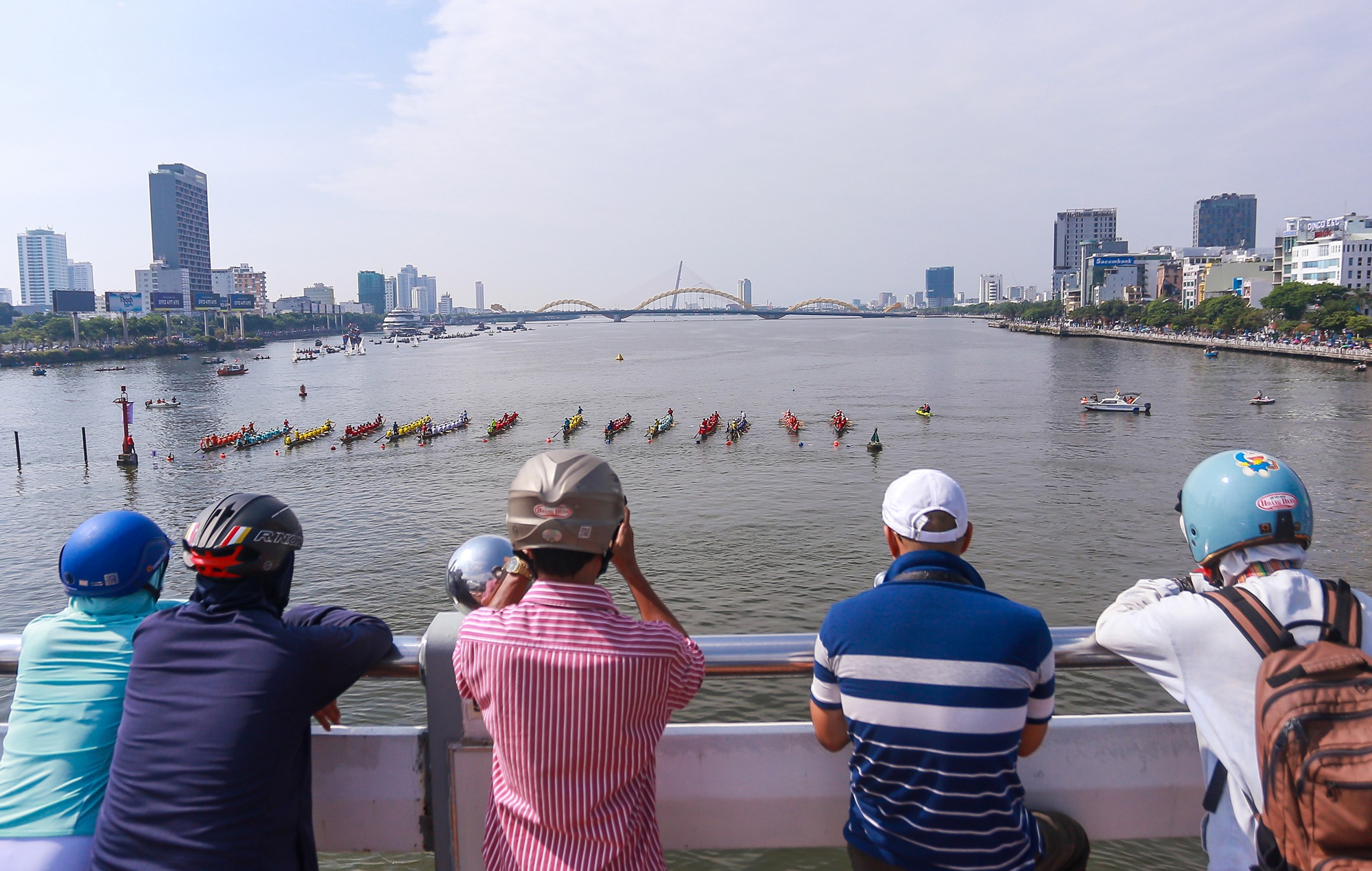 Hàng nghìn người đội nắng, trèo cây cổ vũ đua thuyền tại Đà Nẵng dịp lễ 2/9 - Ảnh 4.