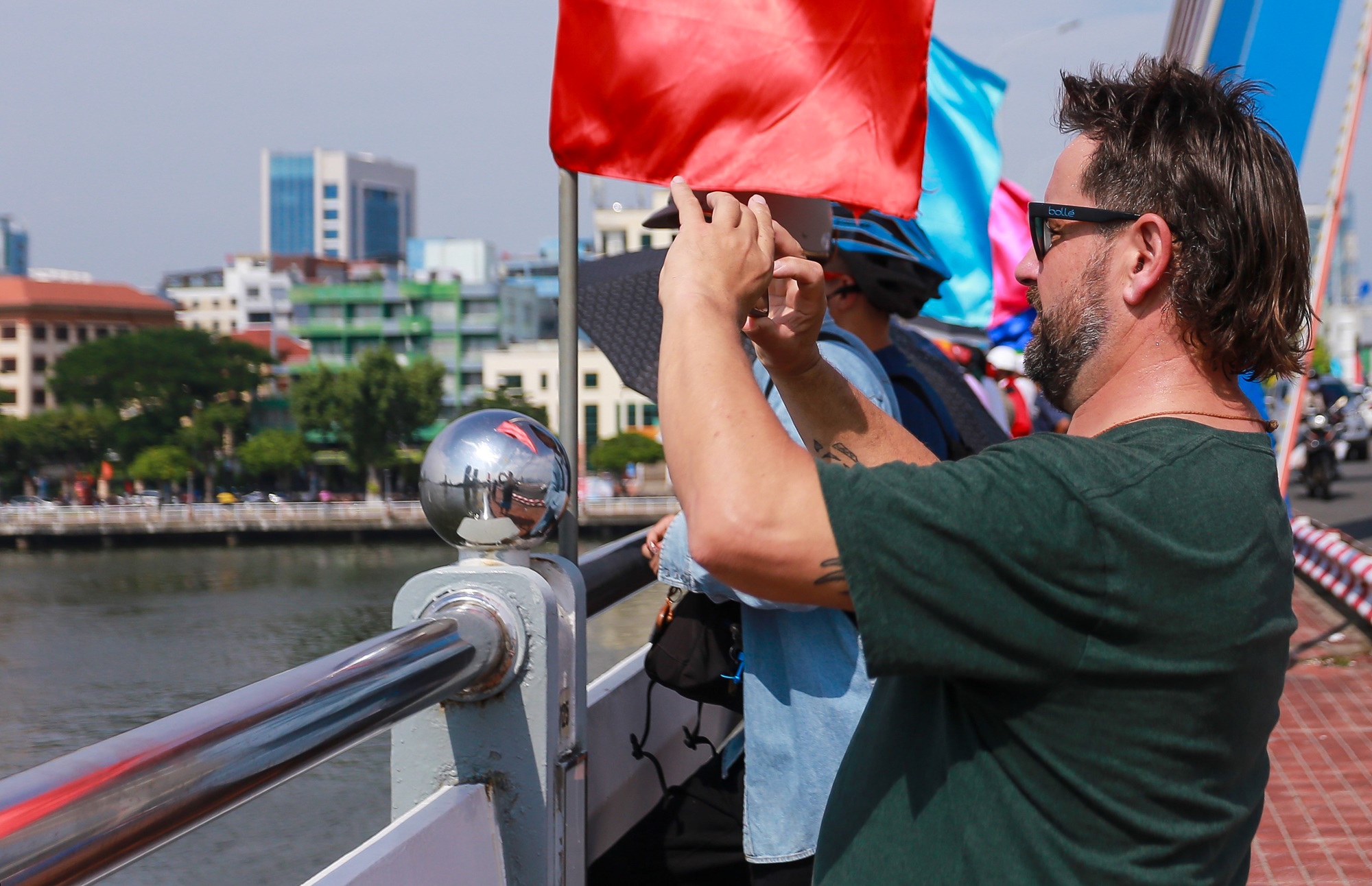 Hàng nghìn người đội nắng, trèo cây cổ vũ đua thuyền mừng Quốc khánh 2/9 tại Đà Nẵng - Ảnh 16.