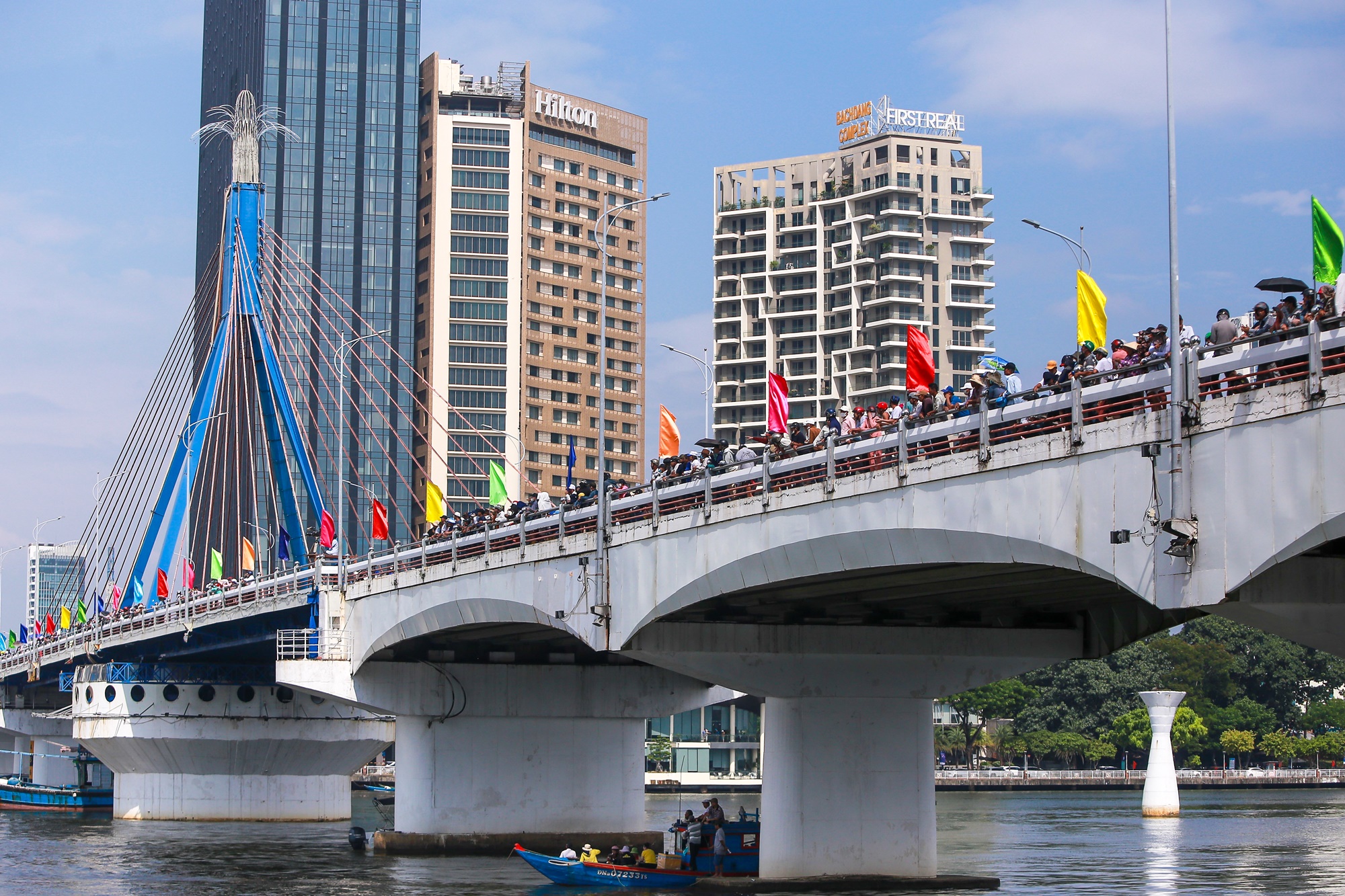 Hàng nghìn người đội nắng, trèo cây cổ vũ đua thuyền tại Đà Nẵng dịp lễ 2/9 - Ảnh 6.