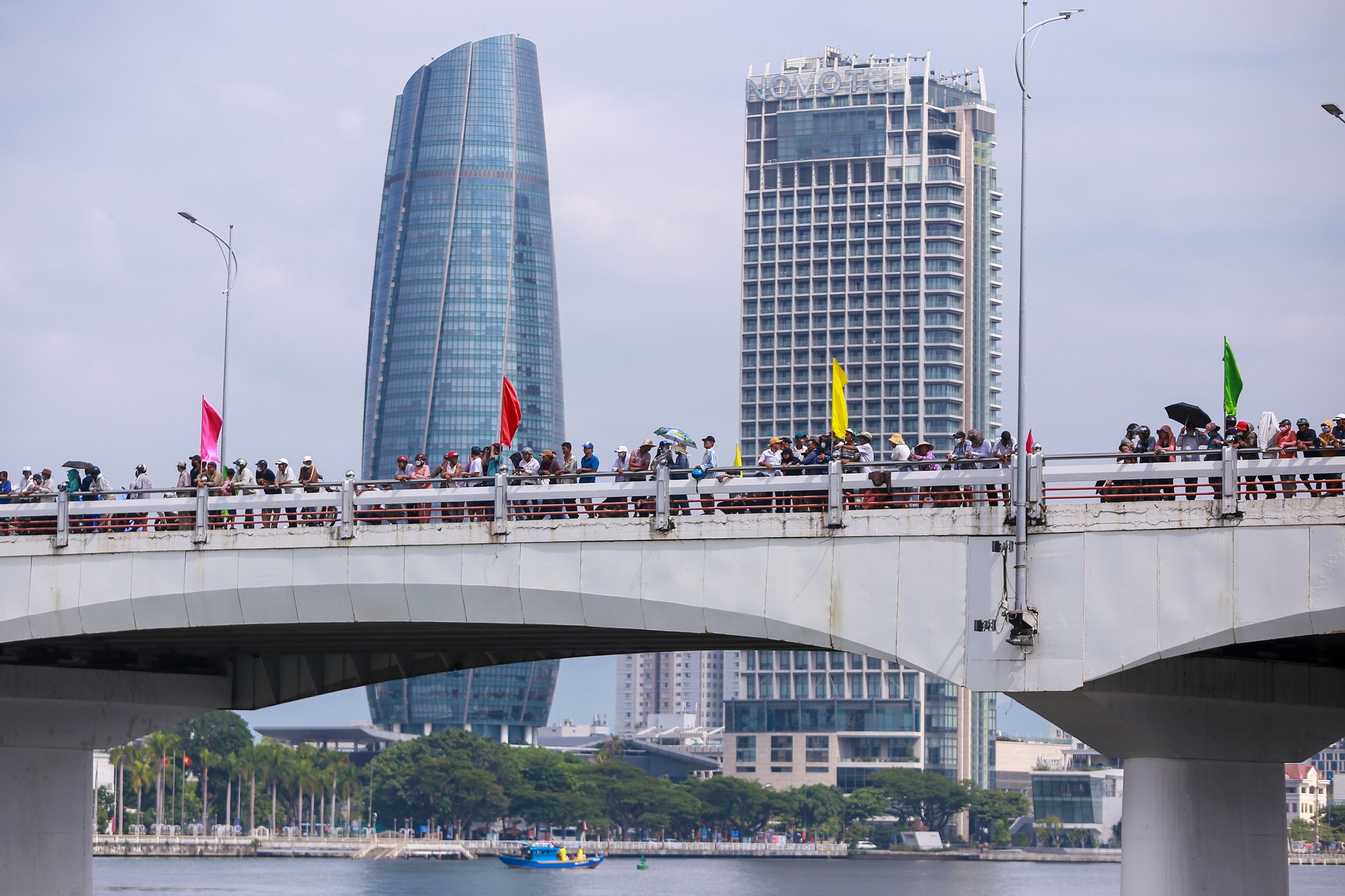 Hàng nghìn người đội nắng, trèo cây cổ vũ đua thuyền mừng Quốc khánh 2/9 tại Đà Nẵng - Ảnh 18.