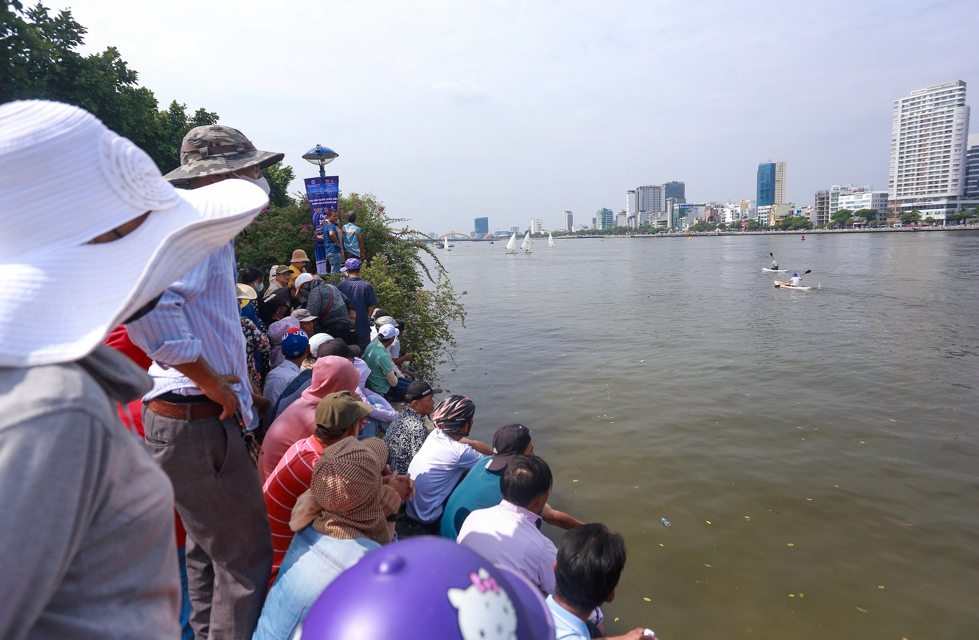 Hàng nghìn người đội nắng, trèo cây cổ vũ đua thuyền mừng Quốc khánh 2/9 tại Đà Nẵng - Ảnh 17.