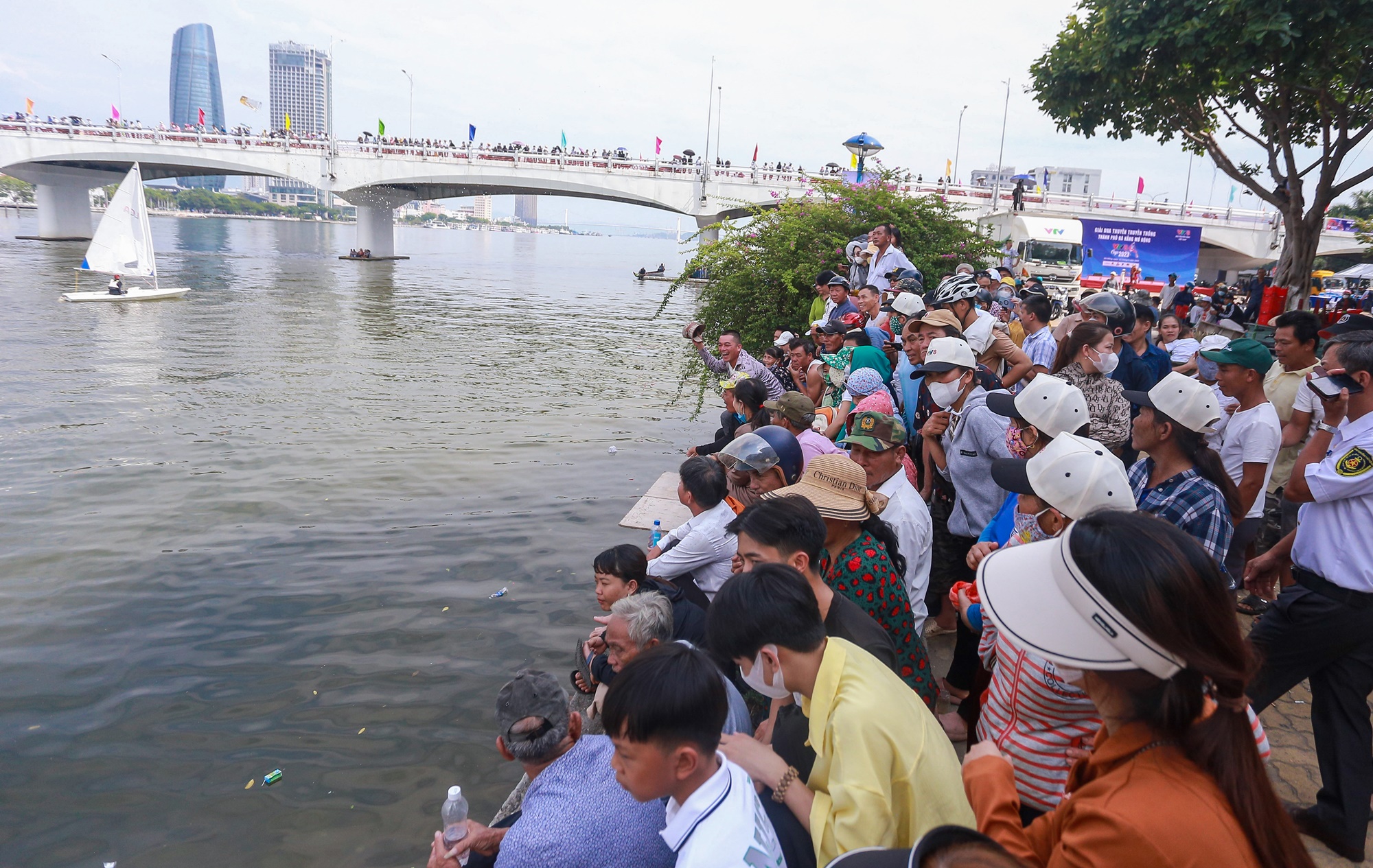 Hàng nghìn người đội nắng, trèo cây cổ vũ đua thuyền tại Đà Nẵng dịp lễ 2/9 - Ảnh 2.