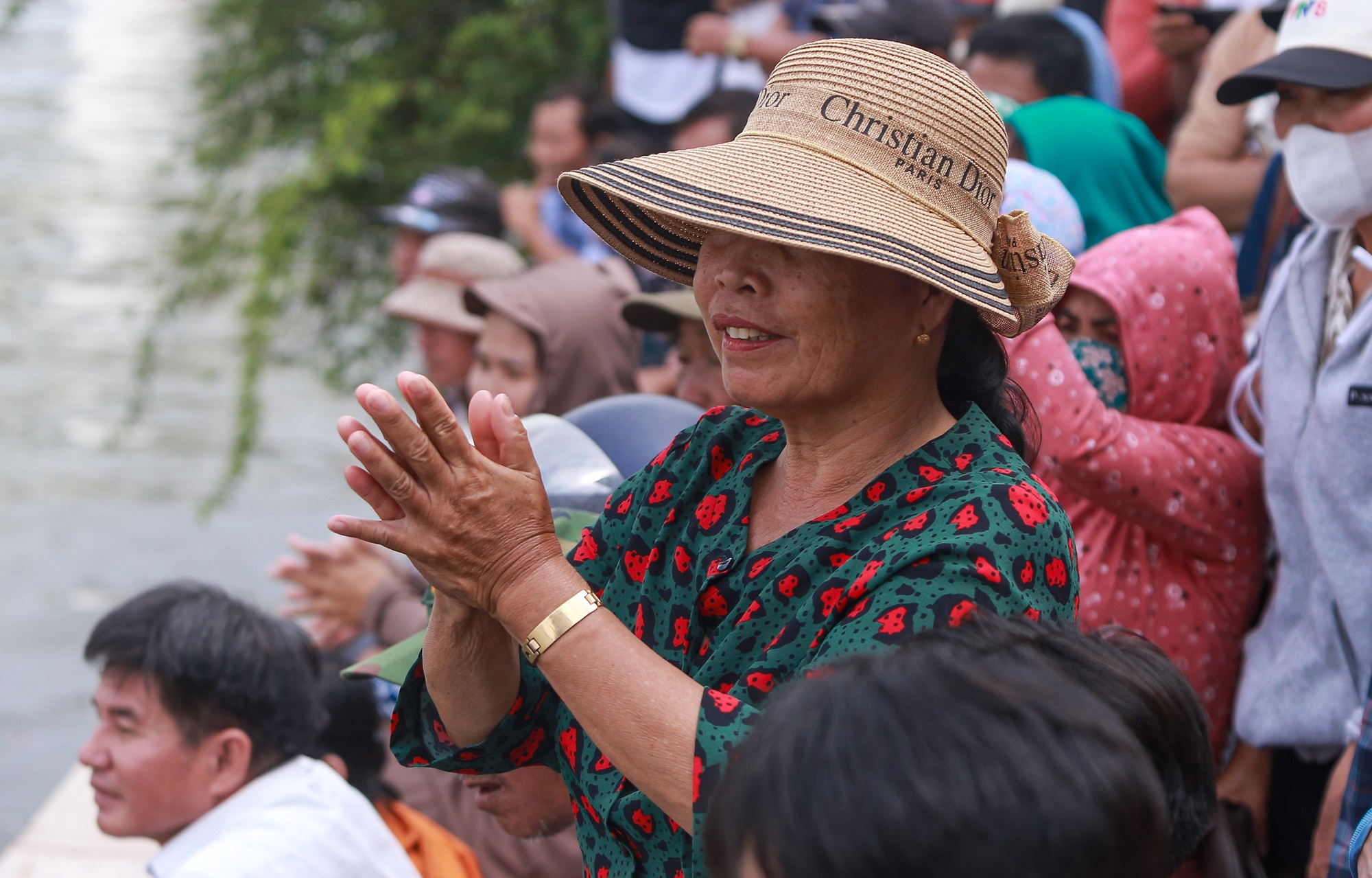Hàng nghìn người đội nắng, trèo cây cổ vũ đua thuyền tại Đà Nẵng dịp lễ 2/9 - Ảnh 13.