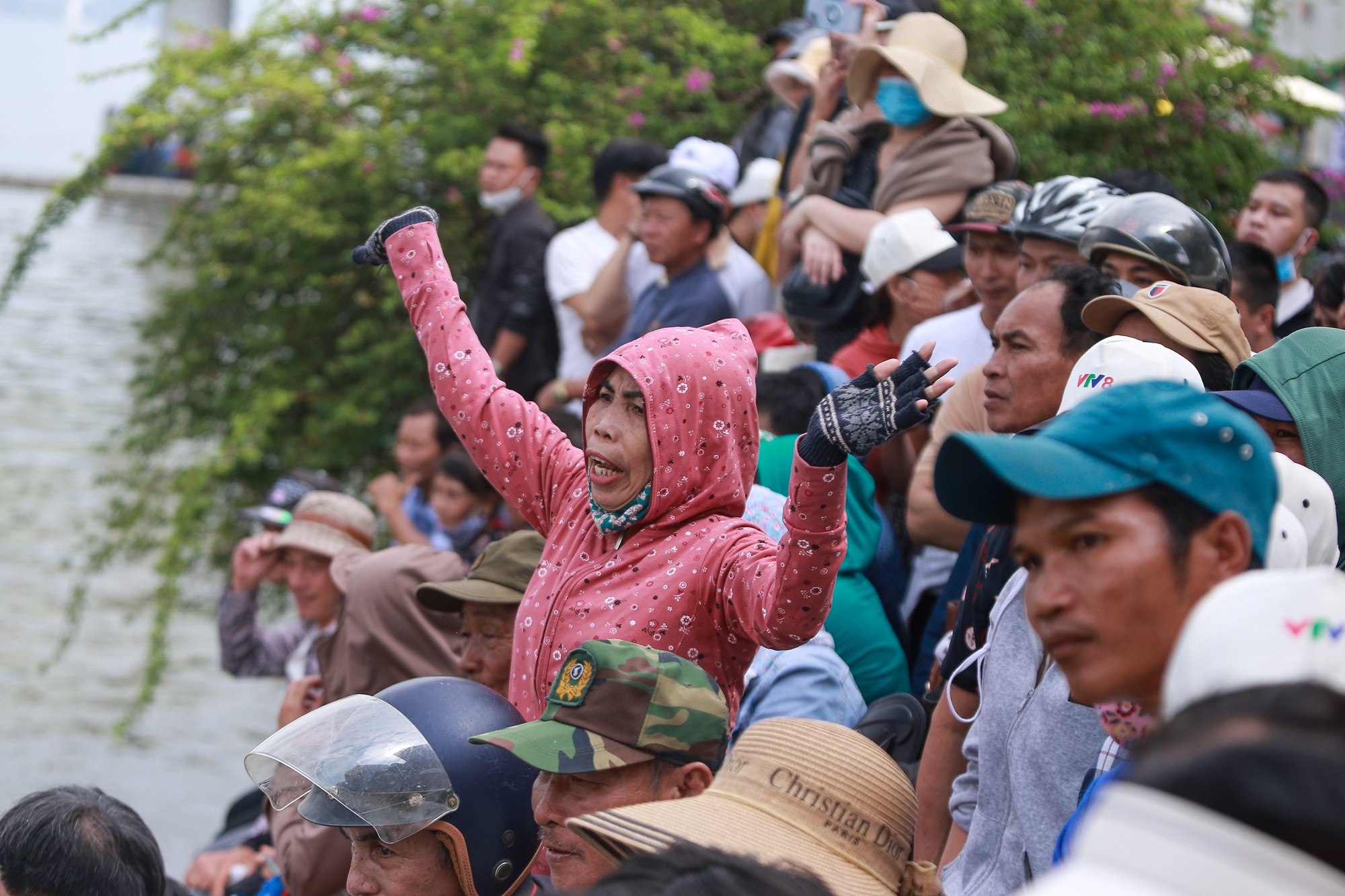 Hàng nghìn người đội nắng, trèo cây cổ vũ đua thuyền tại Đà Nẵng dịp lễ 2/9 - Ảnh 11.