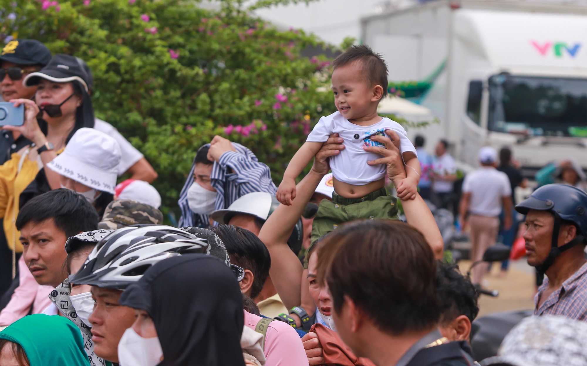 Hàng nghìn người đội nắng, trèo cây cổ vũ đua thuyền mừng Quốc khánh 2/9 tại Đà Nẵng - Ảnh 13.