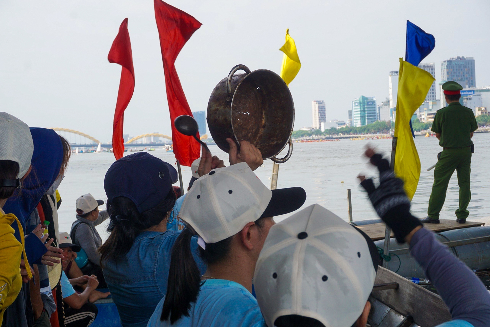 Hàng nghìn người đội nắng, trèo cây cổ vũ đua thuyền tại Đà Nẵng dịp lễ 2/9 - Ảnh 12.