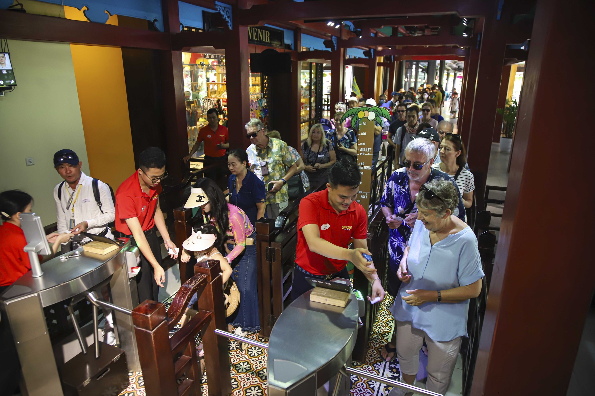 Các khu, điểm du lịch tại Đà Nẵng hút khách dịp lễ 2/9 - Ảnh 6.