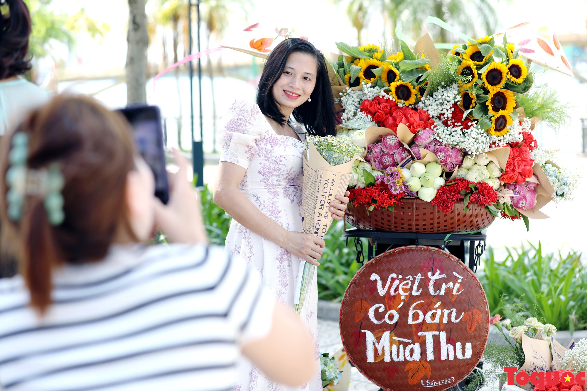 Mùa thu Việt Trì đẹp rực rỡ bên những xe hoa - Ảnh 5.