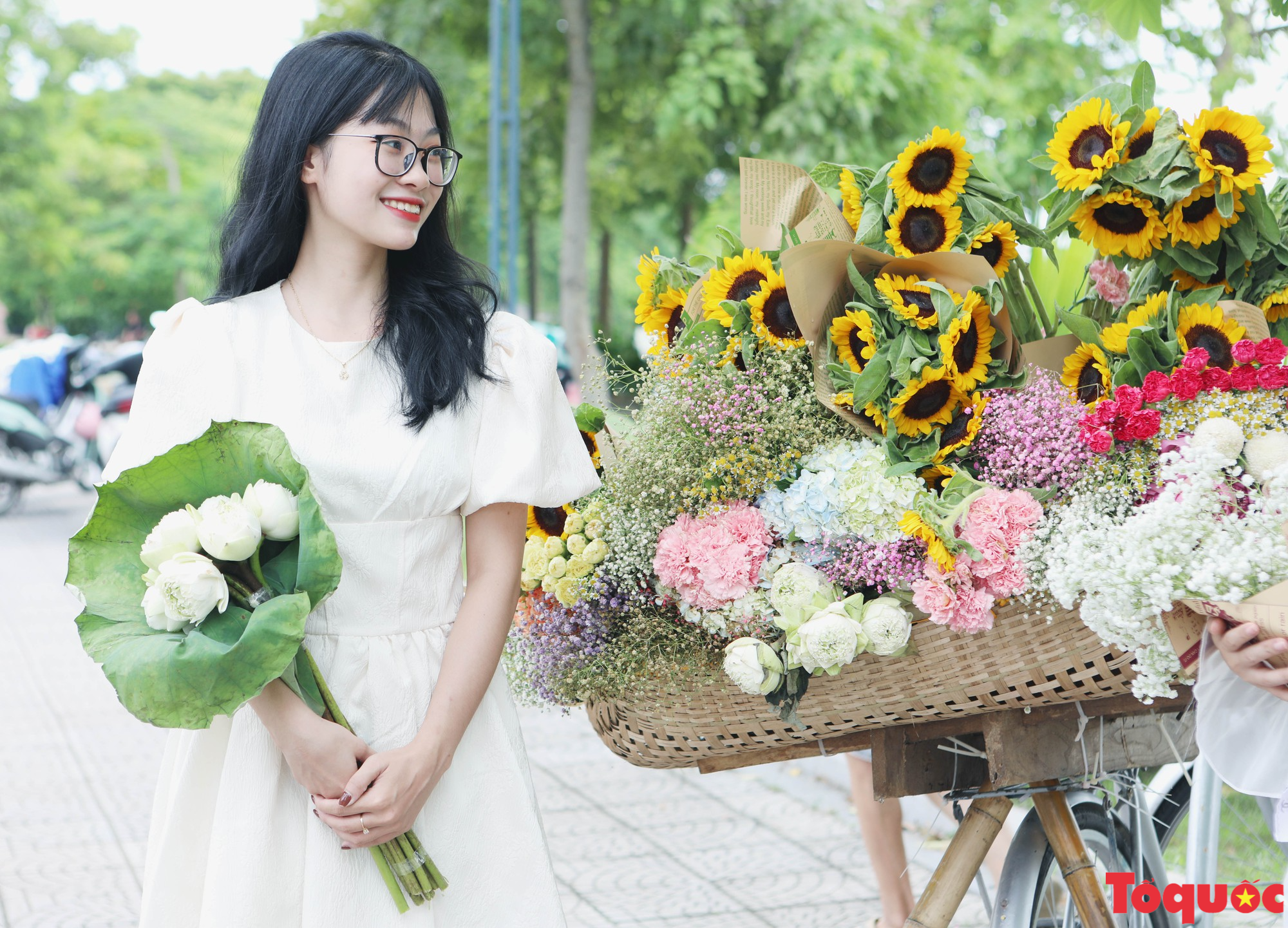 Mùa thu Việt Trì đẹp rực rỡ bên những chiếc xe chở đầy hoa - Ảnh 11.