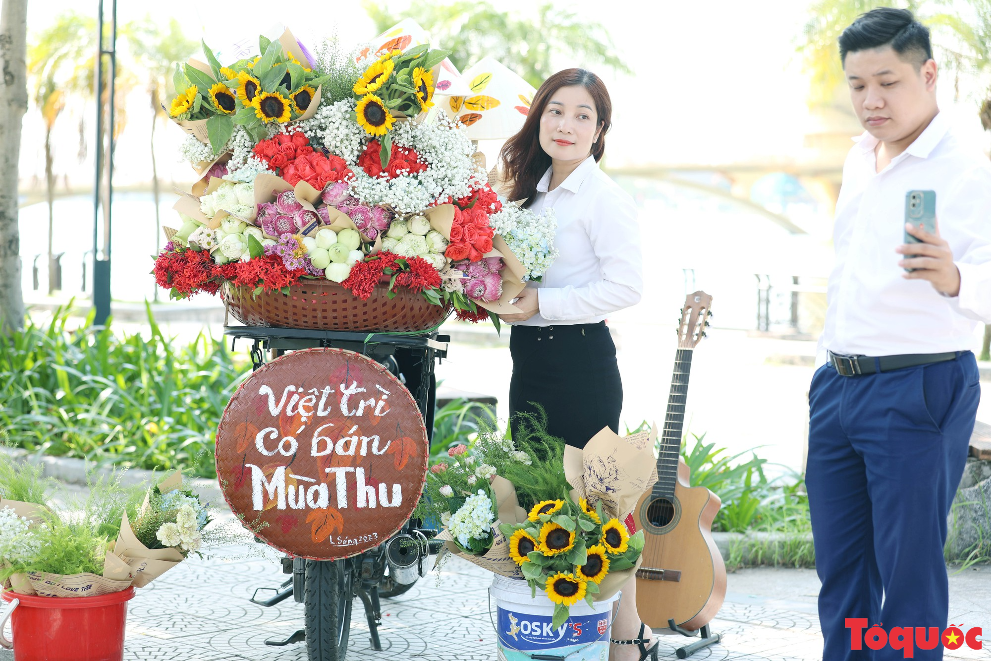 Mùa thu Việt Trì đẹp rực rỡ bên những chiếc xe chở đầy hoa - Ảnh 7.