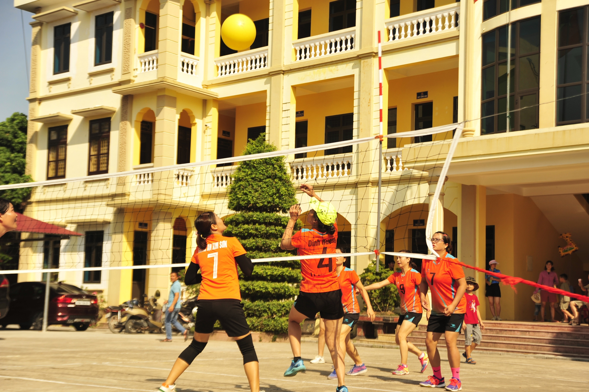 Lần đầu tiên huyện Kim Sơn tổ chức môn bóng chuyền hơi nữ, các nữ công an nhân tham gia nhiệt tình