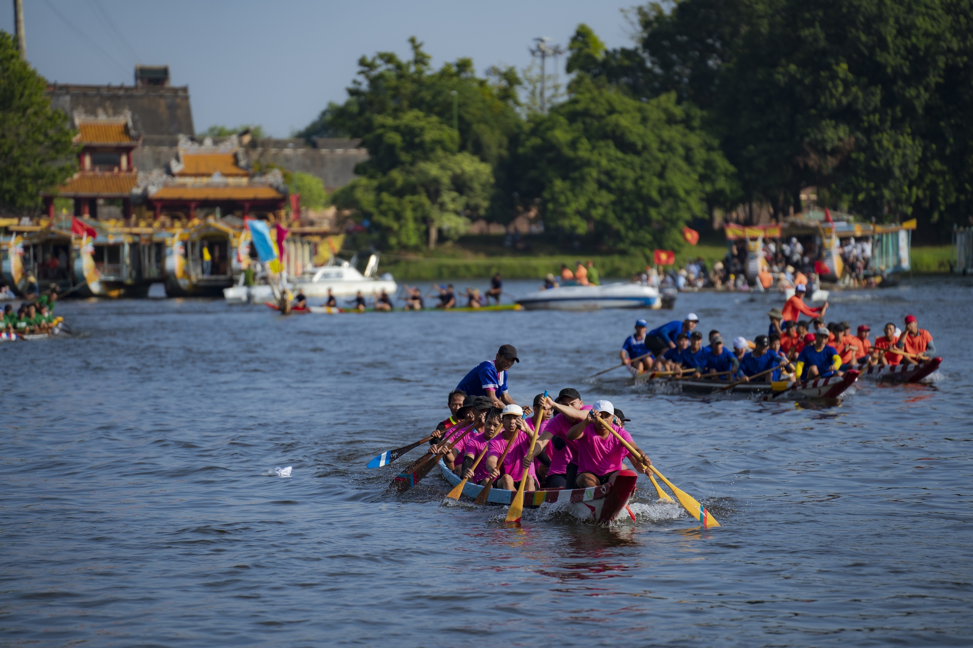 Đông đảo người dân và du khách xem giải đua ghe trên sông Hương, đổ về các điểm tích Huế dịp lễ 2/9 - Ảnh 3.