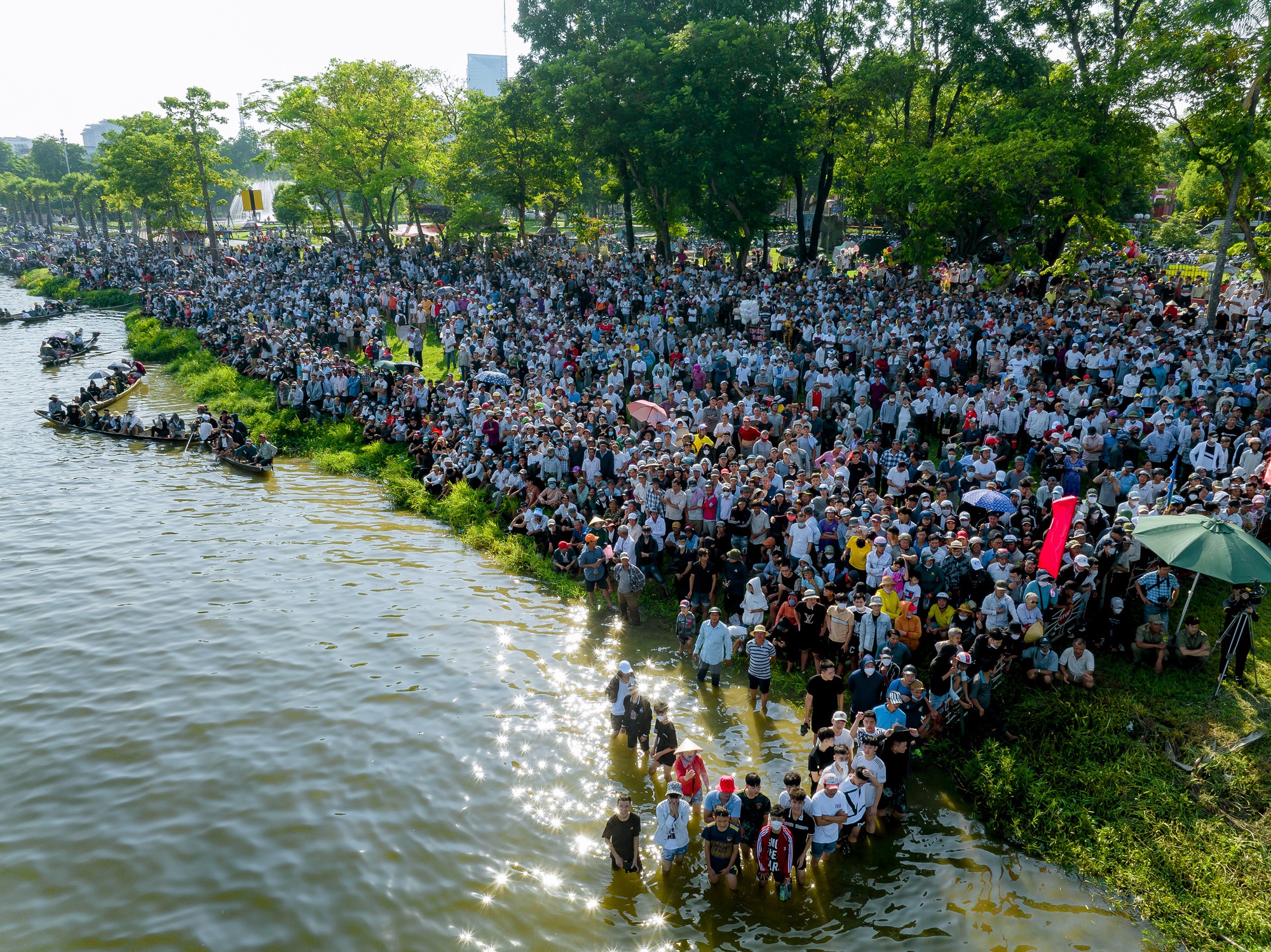 Đông đảo người dân và du khách xem giải đua ghe trên sông Hương, đổ về các điểm tích Huế dịp lễ 2/9 - Ảnh 4.