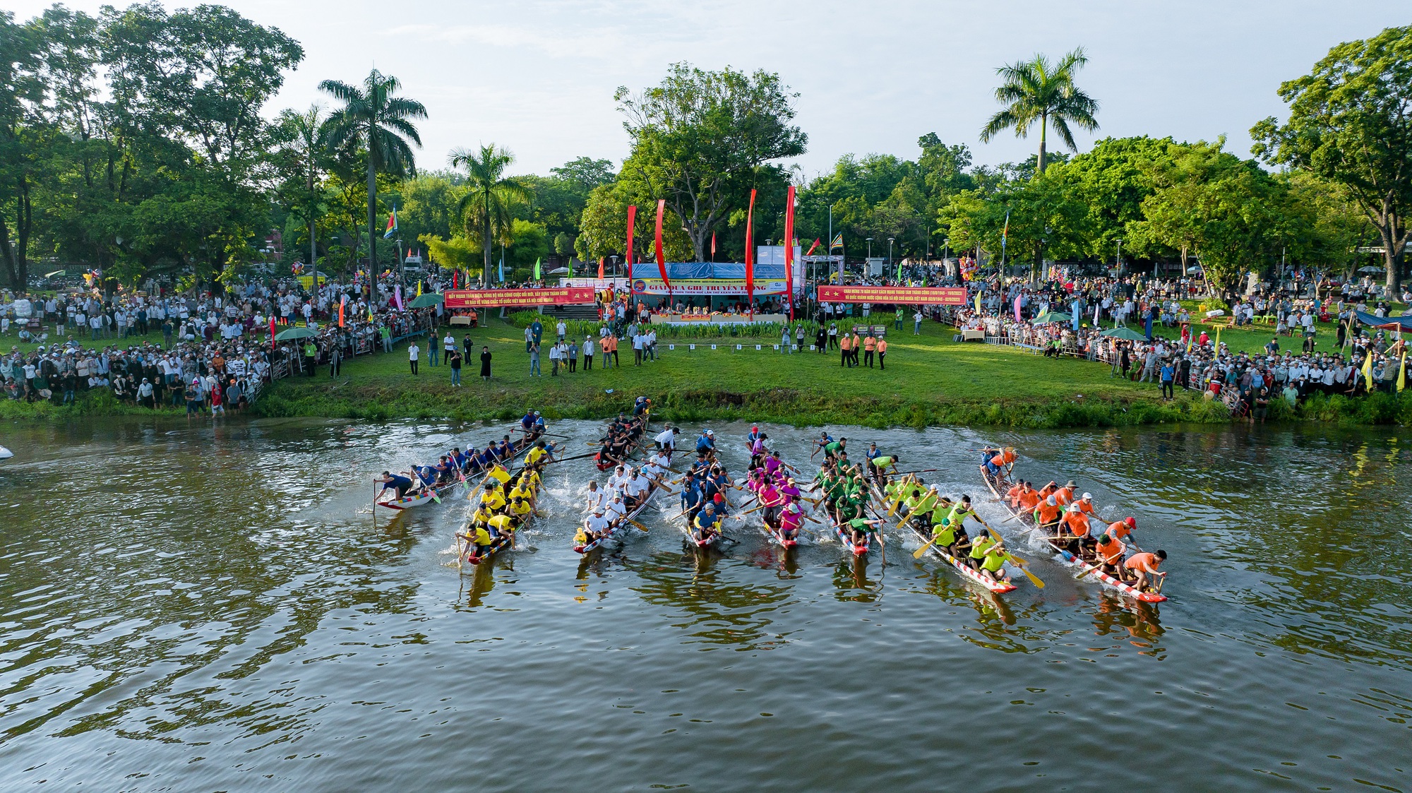 Đông đảo người dân và du khách xem giải đua ghe trên sông Hương, đổ về các điểm tích Huế dịp lễ 2/9 - Ảnh 1.