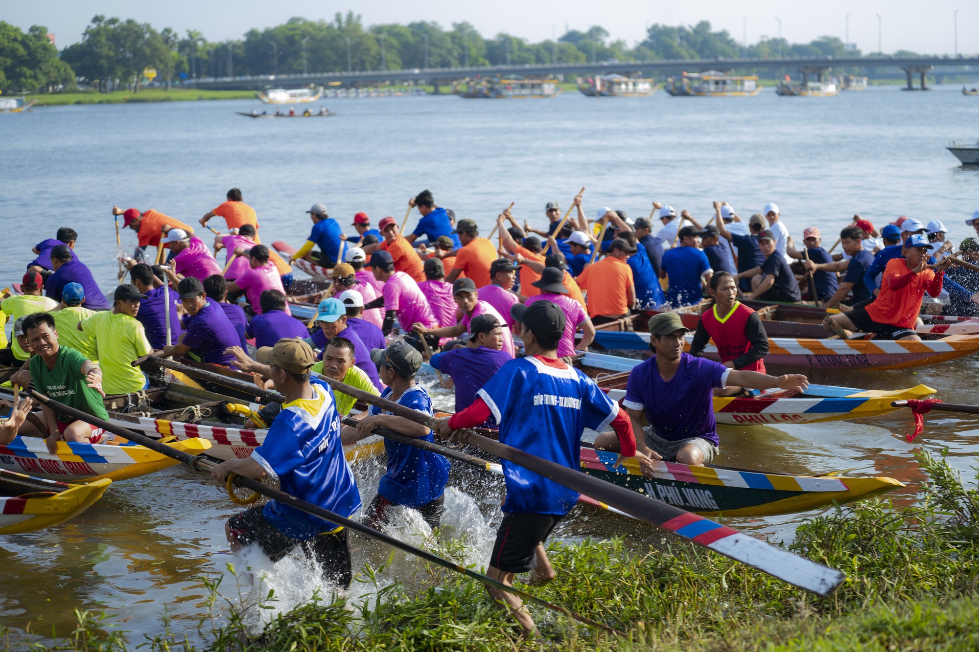 Đông đảo người dân và du khách xem giải đua ghe trên sông Hương, đổ về các điểm tích Huế dịp lễ 2/9 - Ảnh 2.