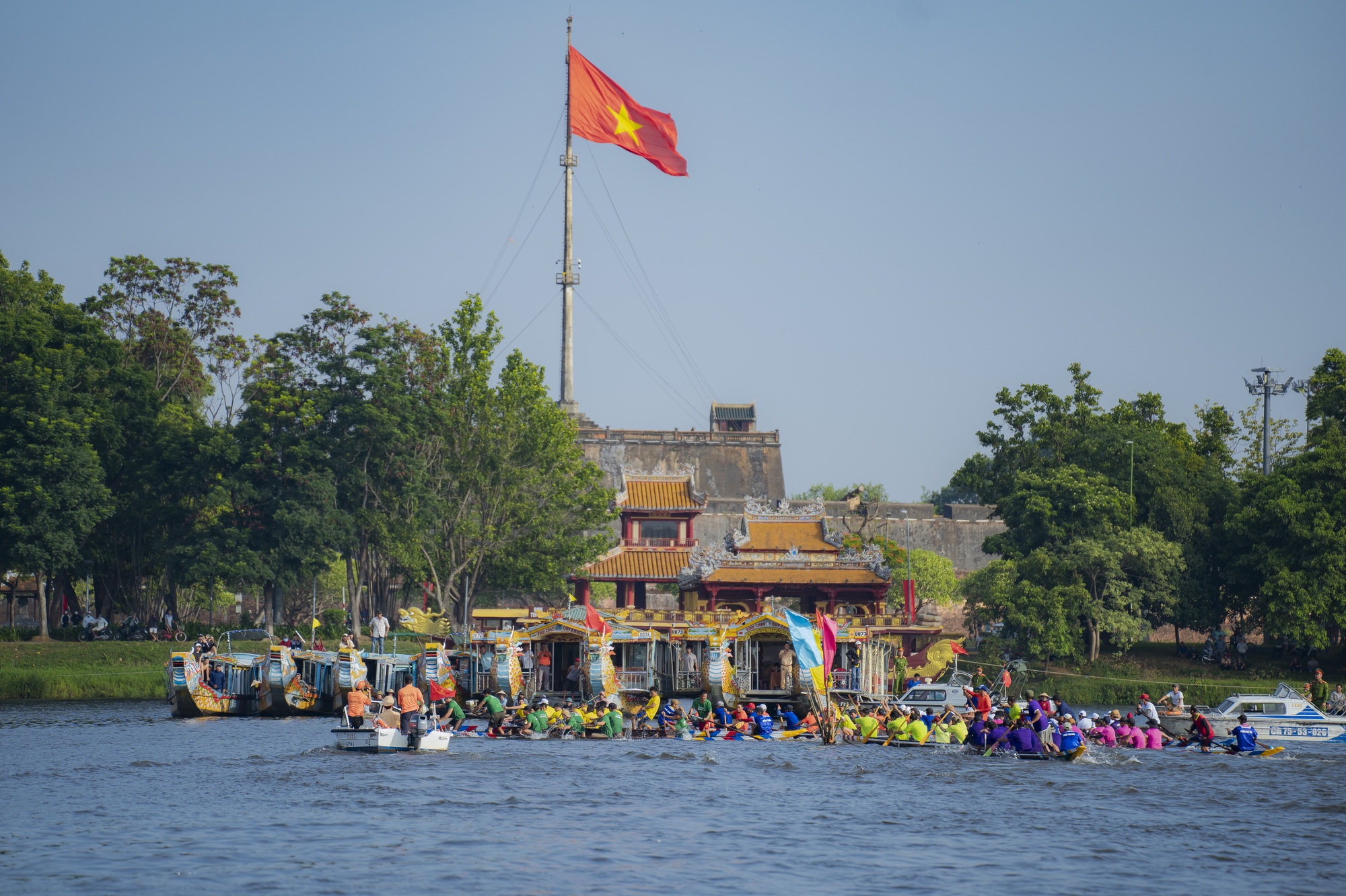 Đông đảo người dân và du khách xem giải đua ghe trên sông Hương, đổ về các điểm tích Huế dịp lễ 2/9 - Ảnh 6.
