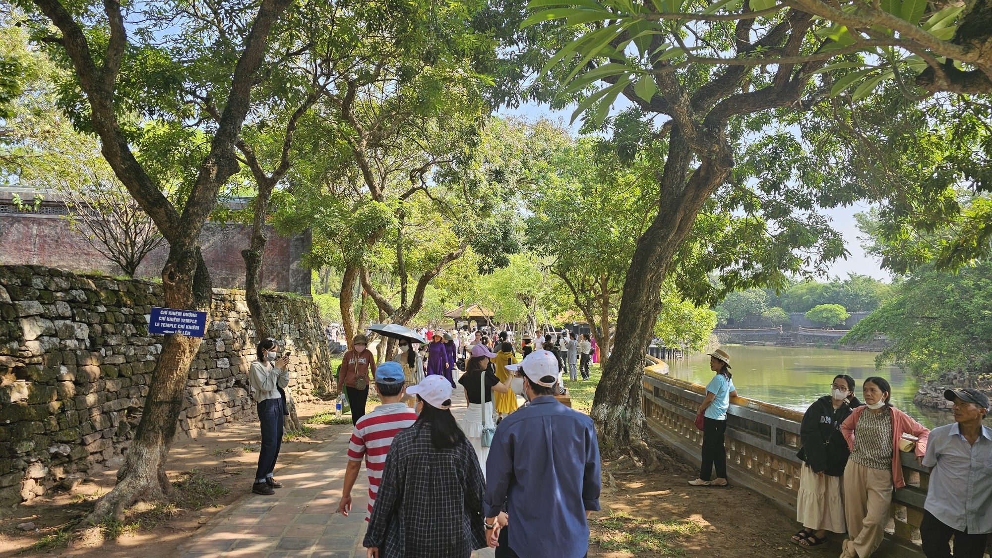 Đông đảo người dân và du khách xem giải đua ghe trên sông Hương, đổ về các điểm tích Huế dịp lễ 2/9 - Ảnh 8.
