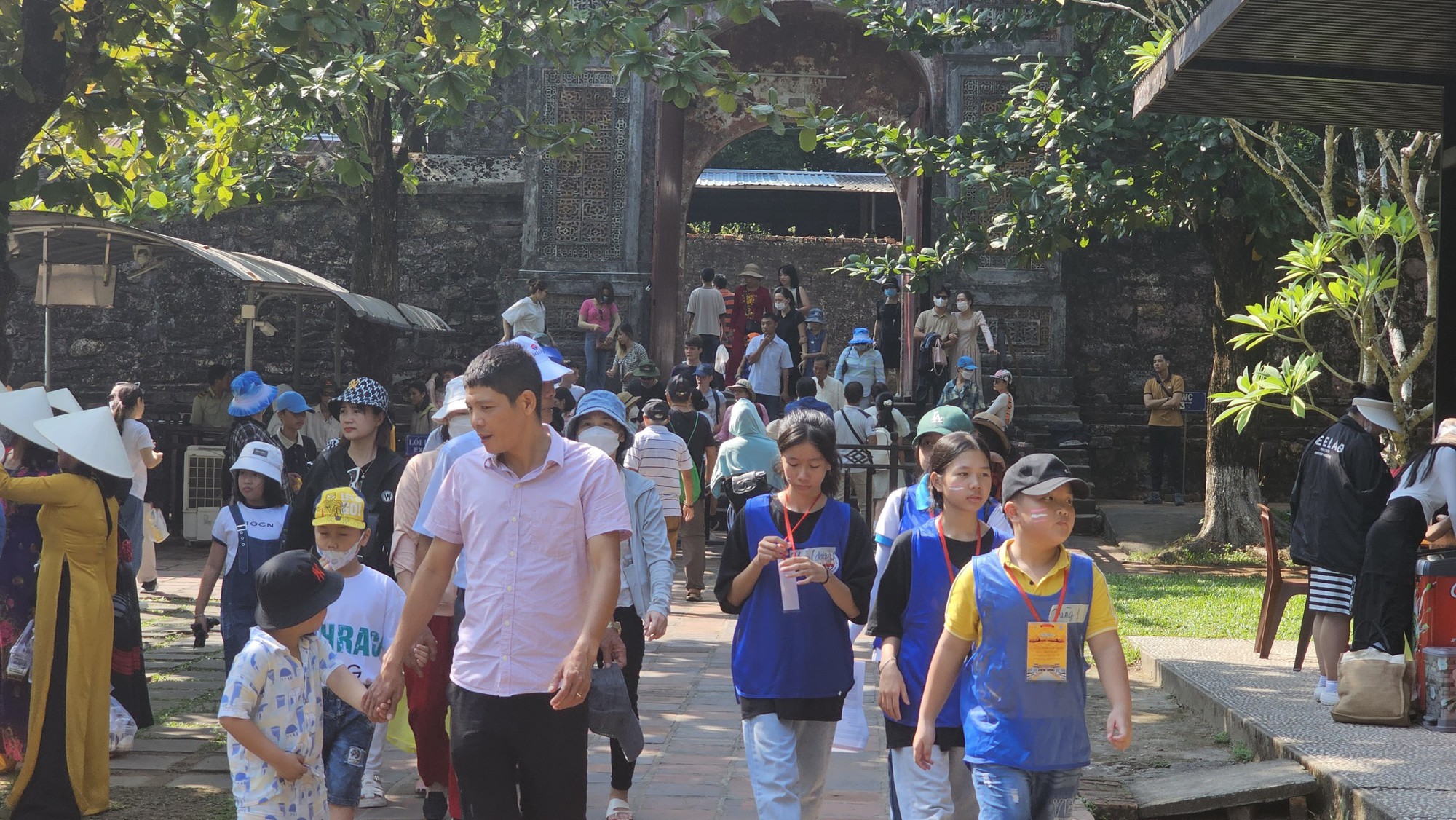 Đông đảo người dân và du khách xem giải đua ghe trên sông Hương, đổ về các điểm tích Huế dịp lễ 2/9 - Ảnh 7.