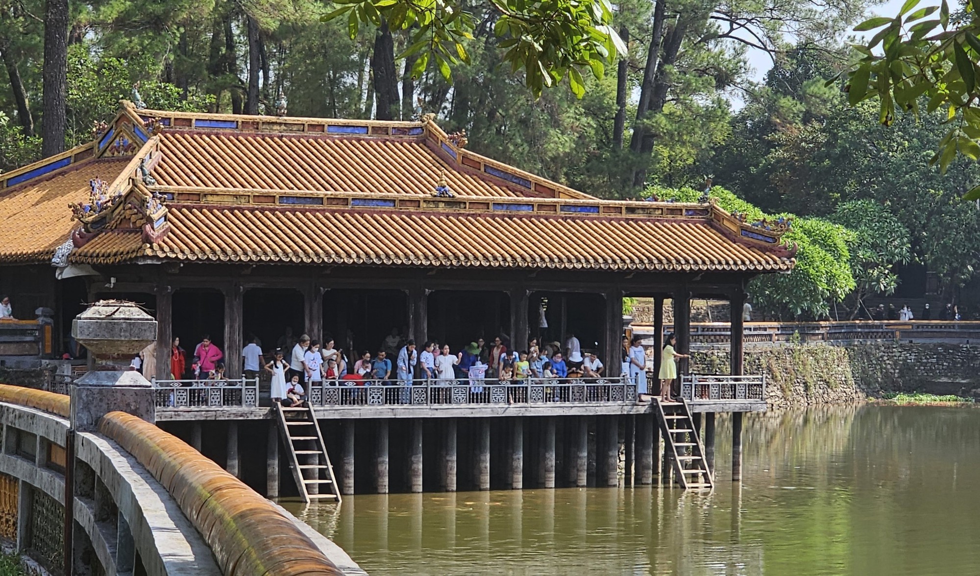 Đông đảo người dân và du khách xem giải đua ghe trên sông Hương, đổ về các điểm tích Huế dịp lễ 2/9 - Ảnh 9.