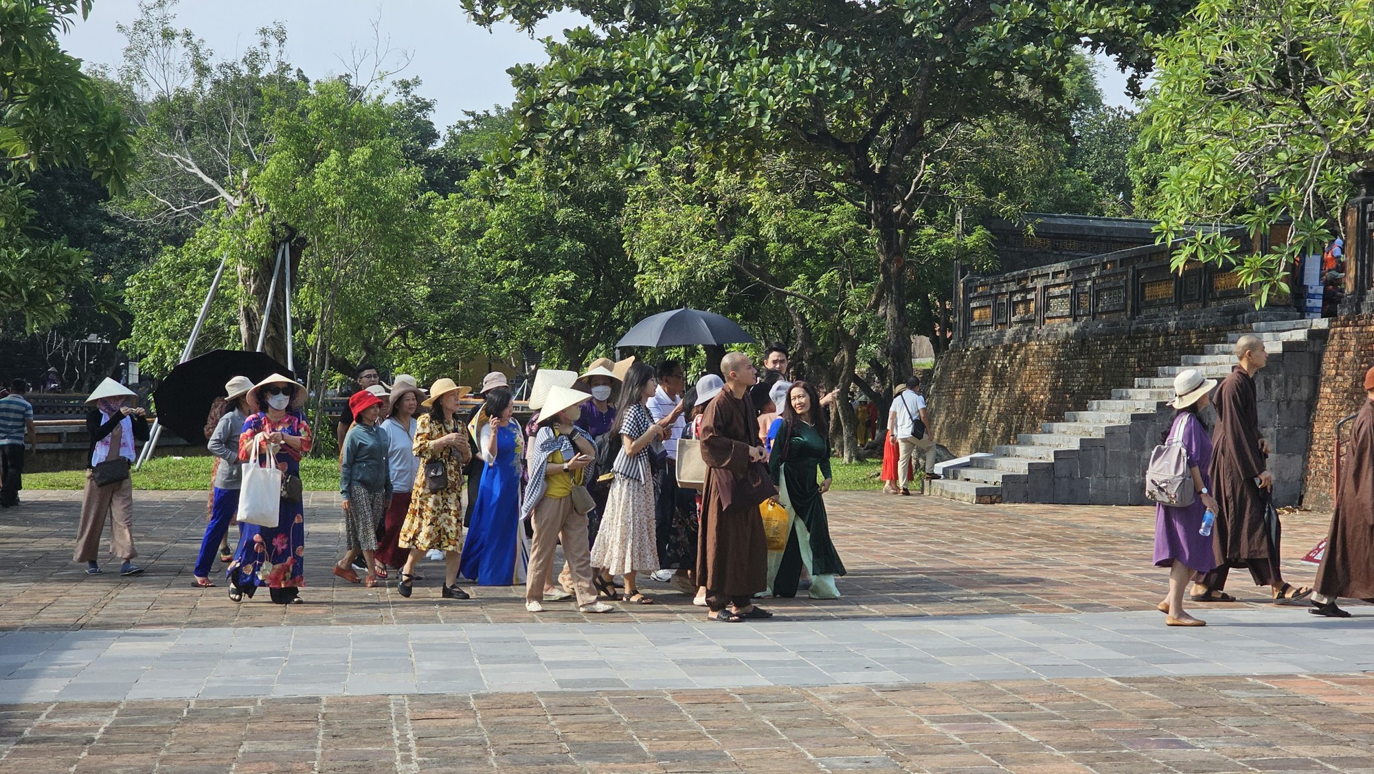 Đông đảo người dân và du khách xem giải đua ghe trên sông Hương, đổ về các điểm tích Huế dịp lễ 2/9 - Ảnh 10.