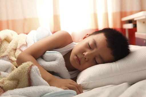 Một thói quen ngủ ảnh hưởng nghiêm trọng đến chiều cao và chỉ số IQ của trẻ, cha mẹ cần làm gì để thay đổi? - Ảnh 4.