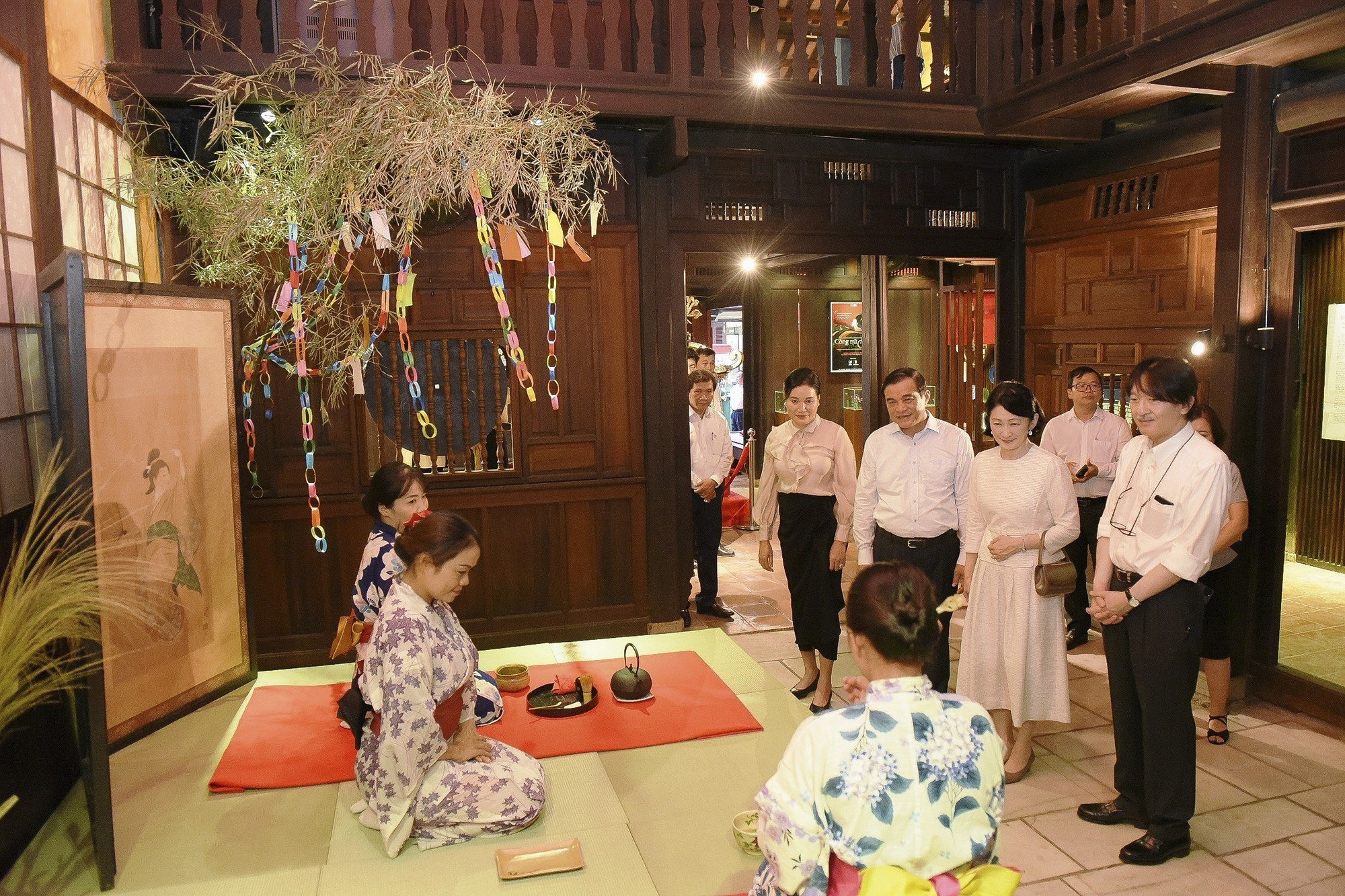 Hình ảnh Hoàng Thái tử Nhật Bản và Công nương dạo phố cổ Hội An - Ảnh 7.