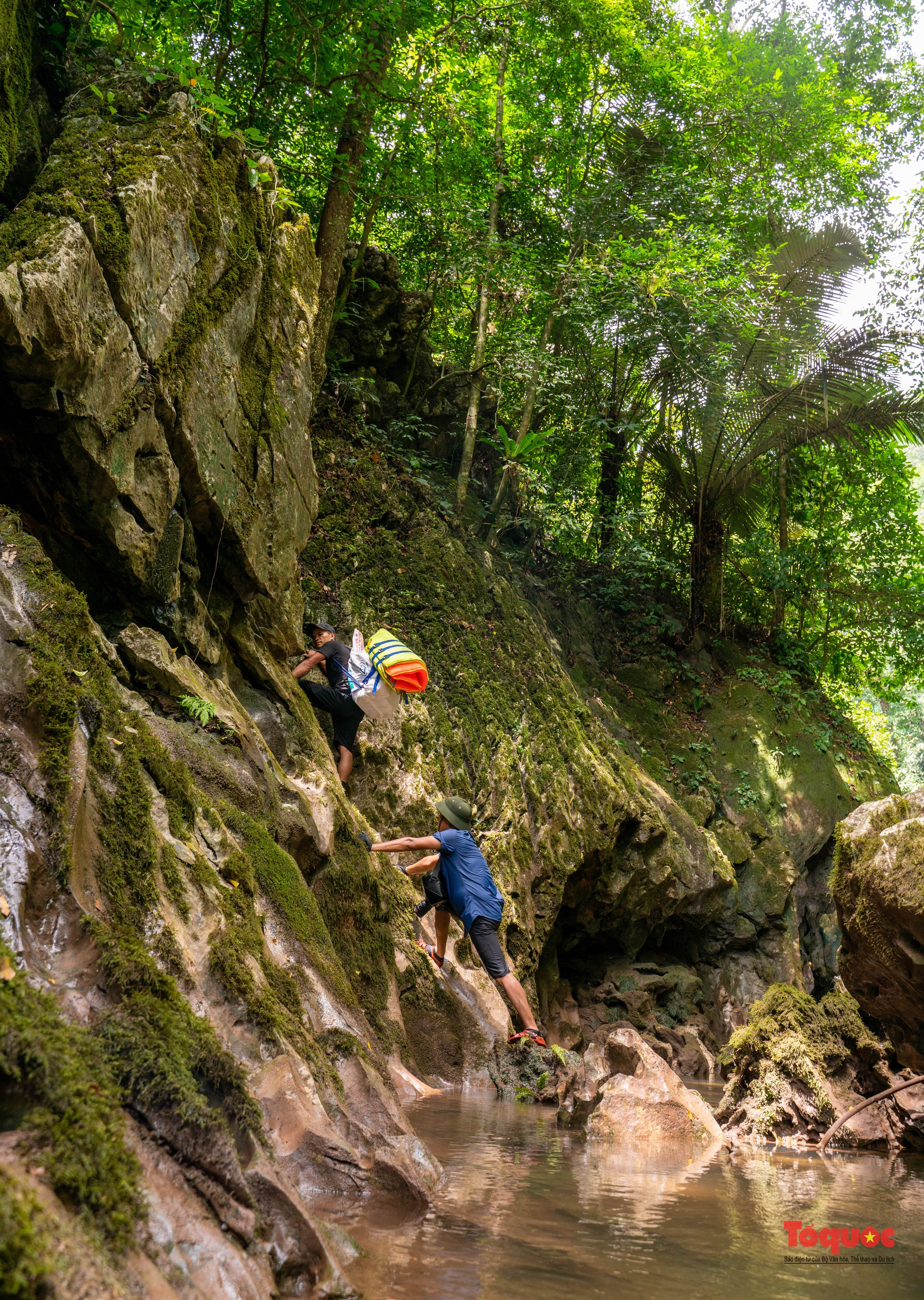 Băng rừng, lội suối khám phá hang Sơn Nữ - Ảnh 16.