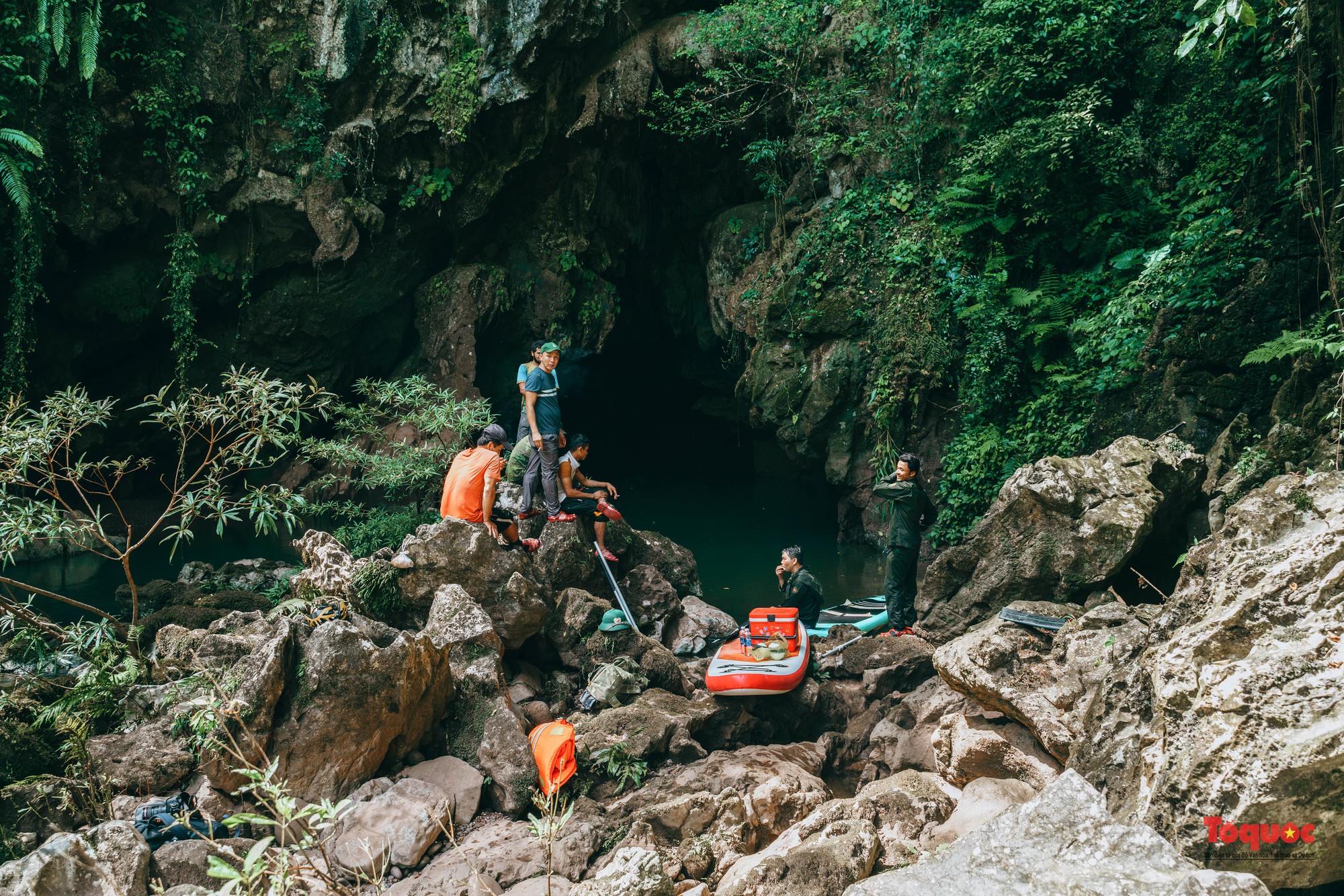 Băng rừng, lội suối khám phá hang Sơn Nữ - Ảnh 22.