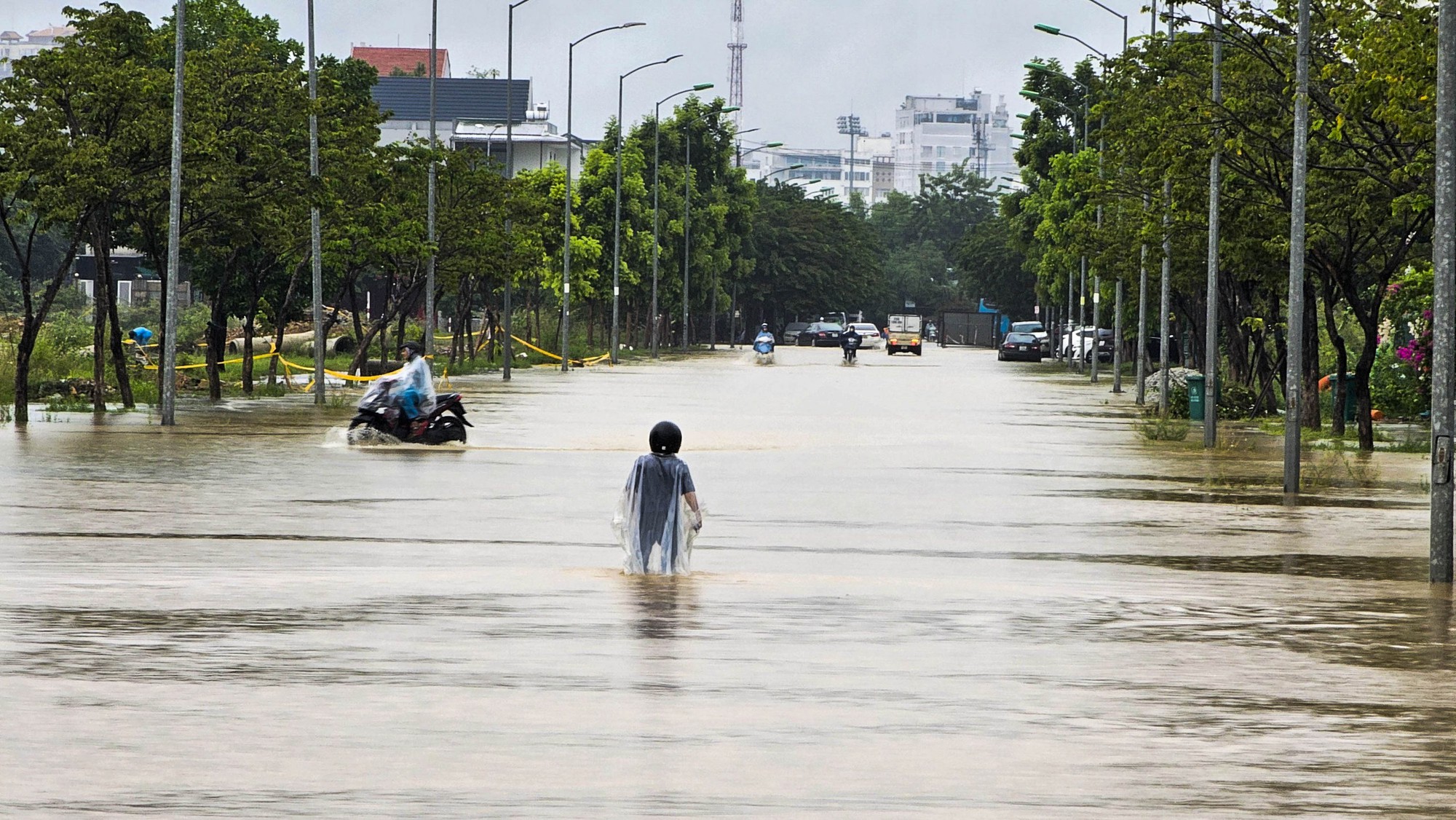 Người dân thành phố Huế &quot;chật vật&quot; trong cơn mưa lớn đầu tuần - Ảnh 4.
