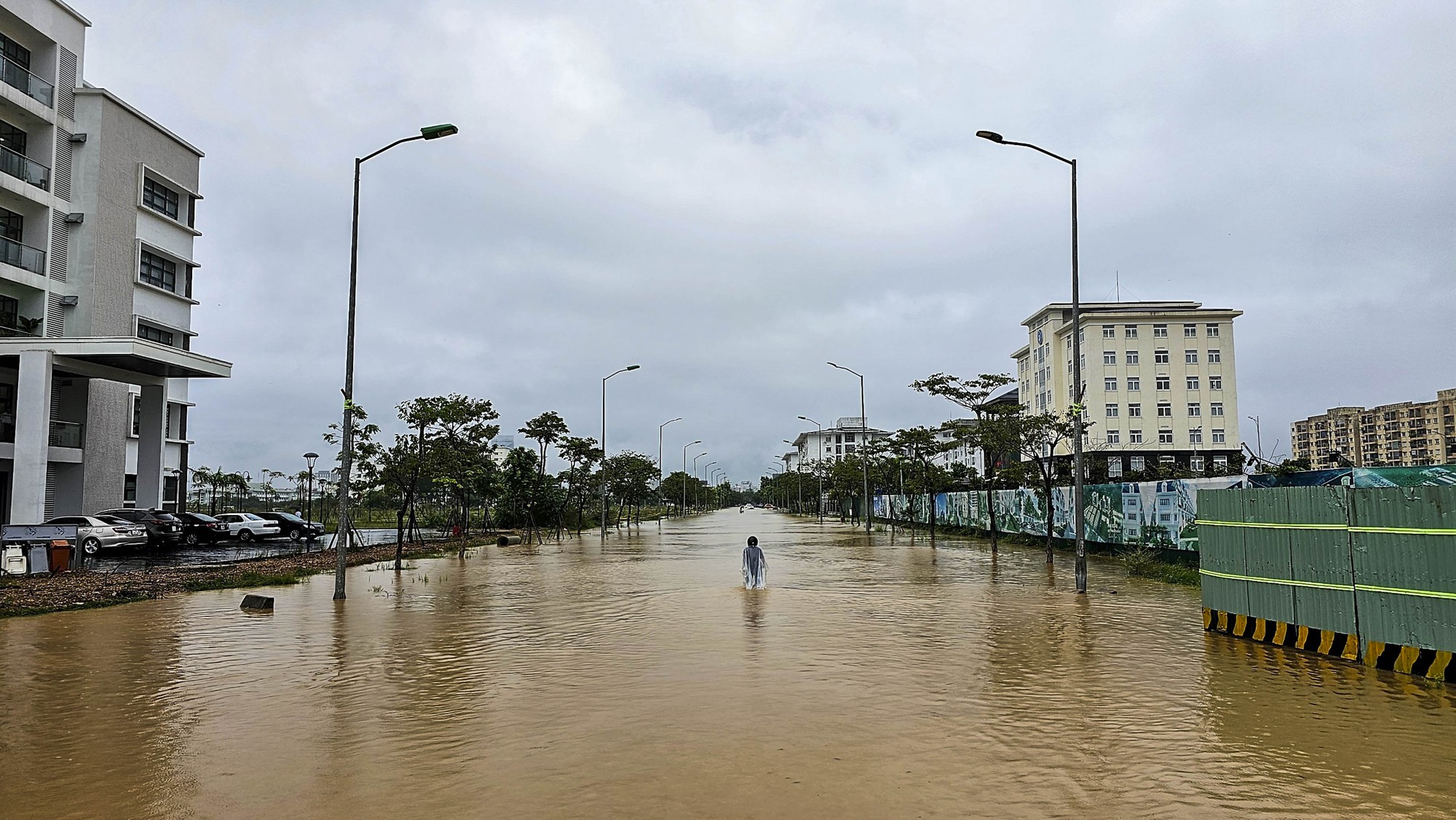 Người dân thành phố Huế &quot;chật vật&quot; trong cơn mưa lớn đầu tuần - Ảnh 3.