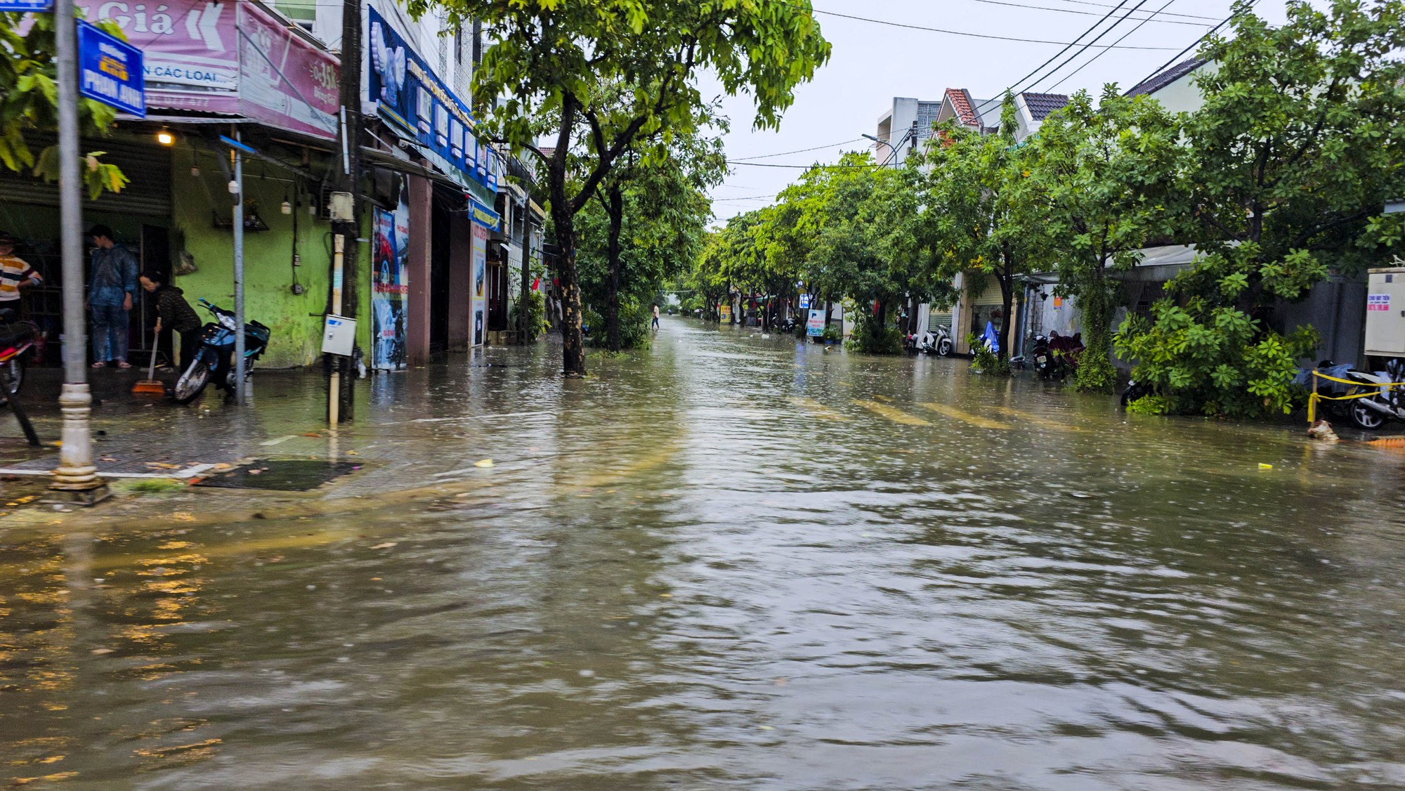Người dân thành phố Huế &quot;chật vật&quot; trong cơn mưa lớn đầu tuần - Ảnh 14.
