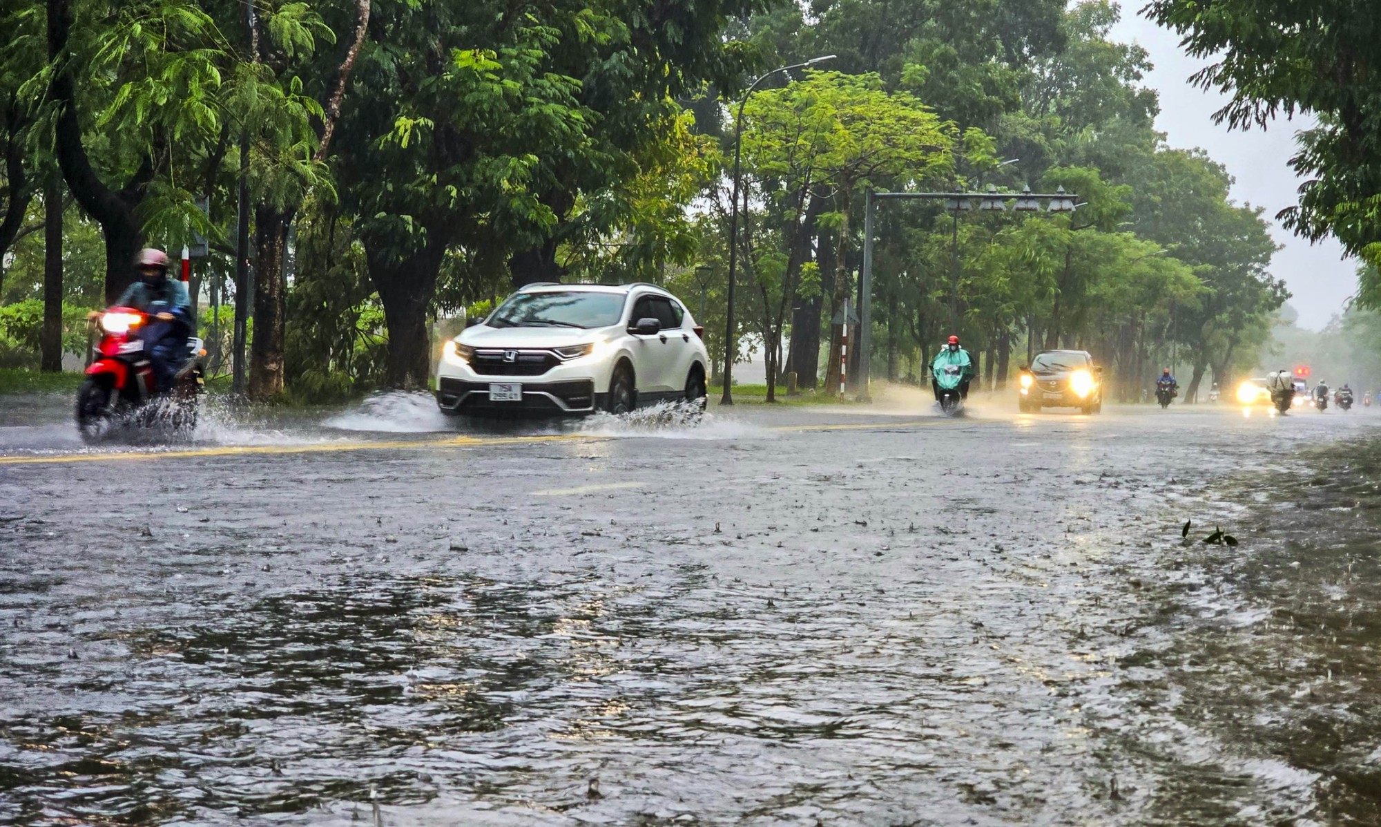 Người dân thành phố Huế &quot;chật vật&quot; trong cơn mưa lớn đầu tuần - Ảnh 2.
