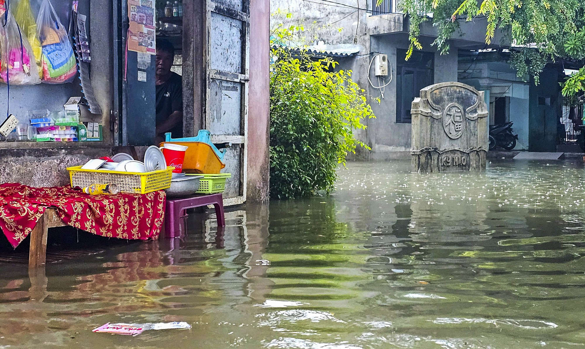 Người dân thành phố Huế &quot;chật vật&quot; trong cơn mưa lớn đầu tuần - Ảnh 10.