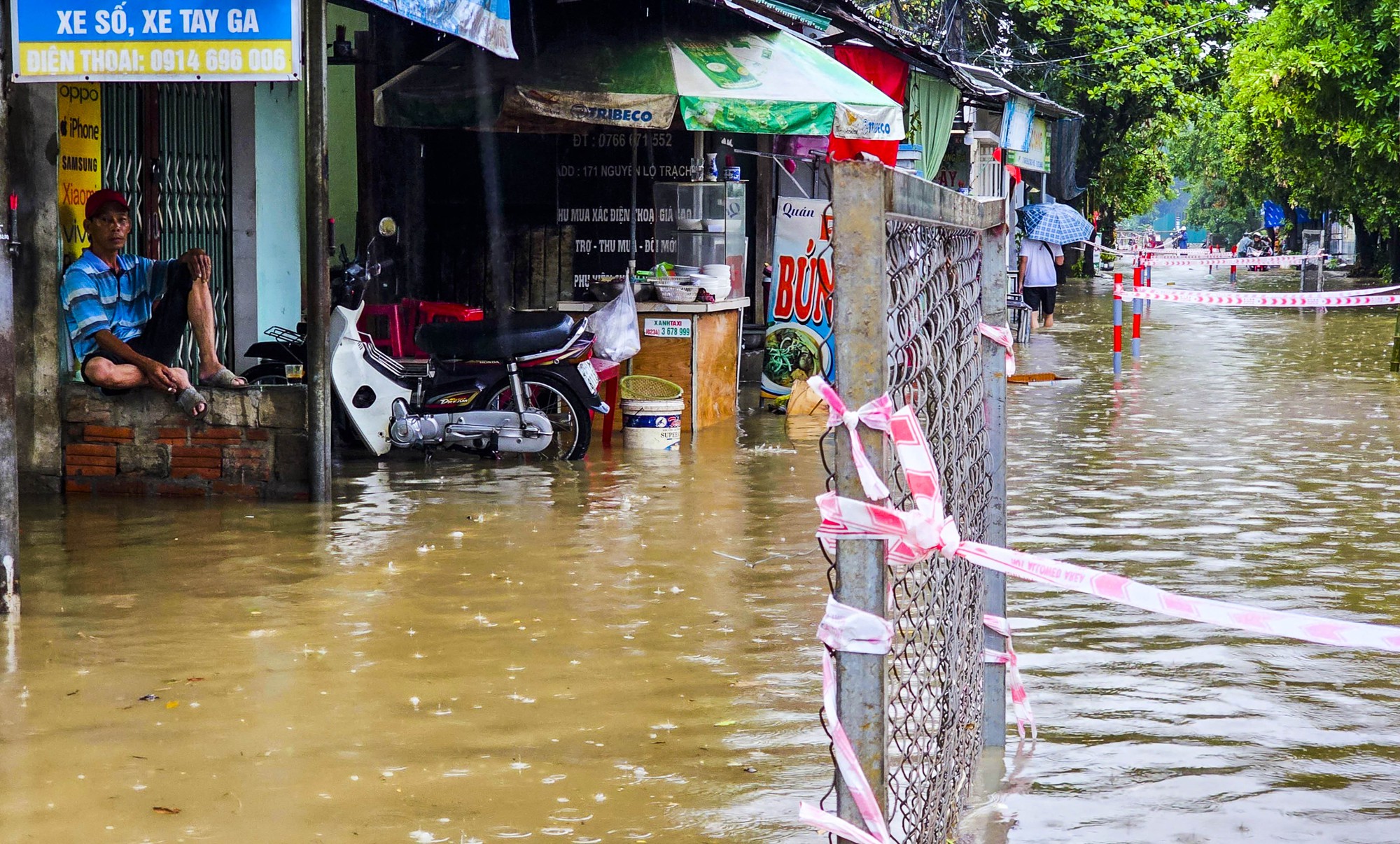 Người dân thành phố Huế &quot;chật vật&quot; trong cơn mưa lớn đầu tuần - Ảnh 9.