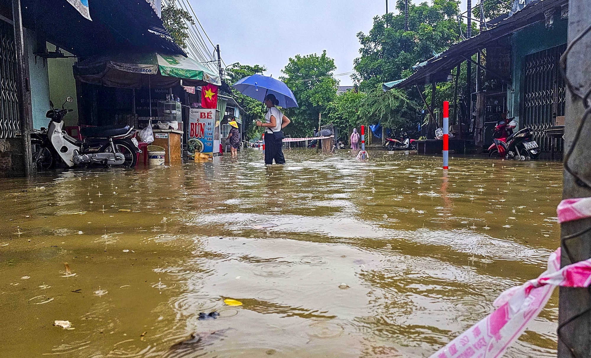 Người dân thành phố Huế &quot;chật vật&quot; trong cơn mưa lớn đầu tuần - Ảnh 8.