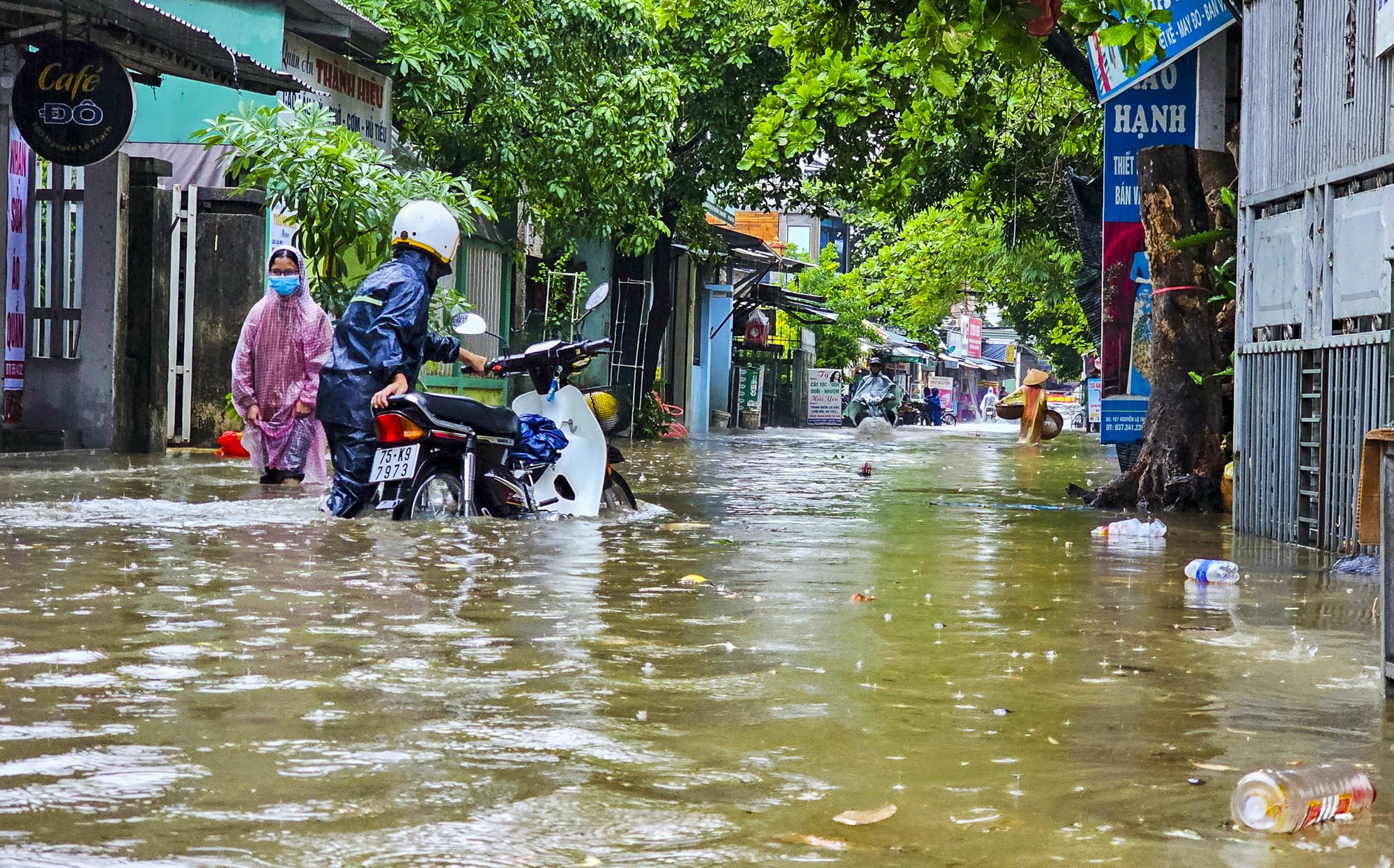 Người dân thành phố Huế &quot;chật vật&quot; trong cơn mưa lớn đầu tuần - Ảnh 1.