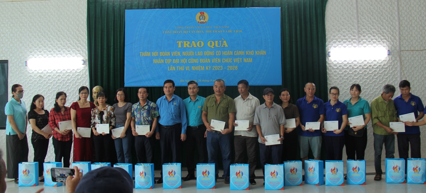 Trao quà, thăm hỏi đoàn viên, người lao động có hoàn cảnh khó khăn thuộc Công đoàn Bộ VHTTDL - Ảnh 1.