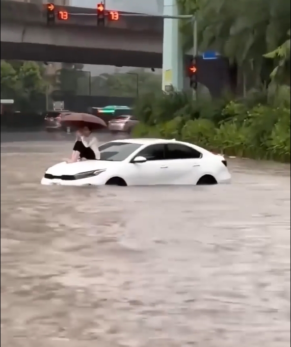 Đường phố Hà Nội thành sông sau mưa, xe điện lại ghi điểm cộng - Ảnh 1.