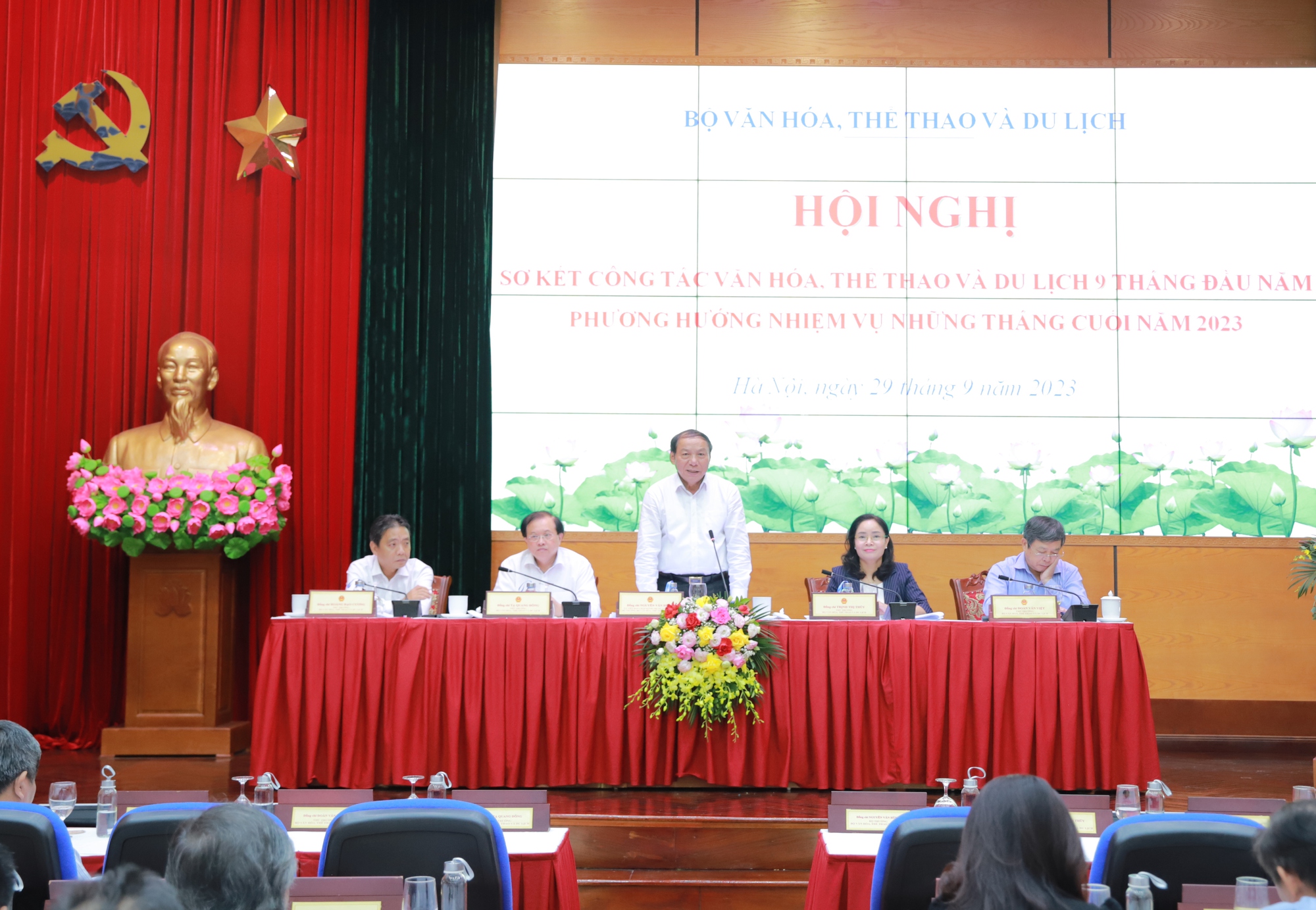 Đề xuất nâng mục tiêu đón khách du lịch quốc tế năm 2023 lên 12,5 đến 13 triệu lượt - Ảnh 1. Đề xuất nâng mục tiêu đón khách du lịch quốc tế năm 2023 lên 12,5 đến 13 triệu lượt - Ảnh 1.