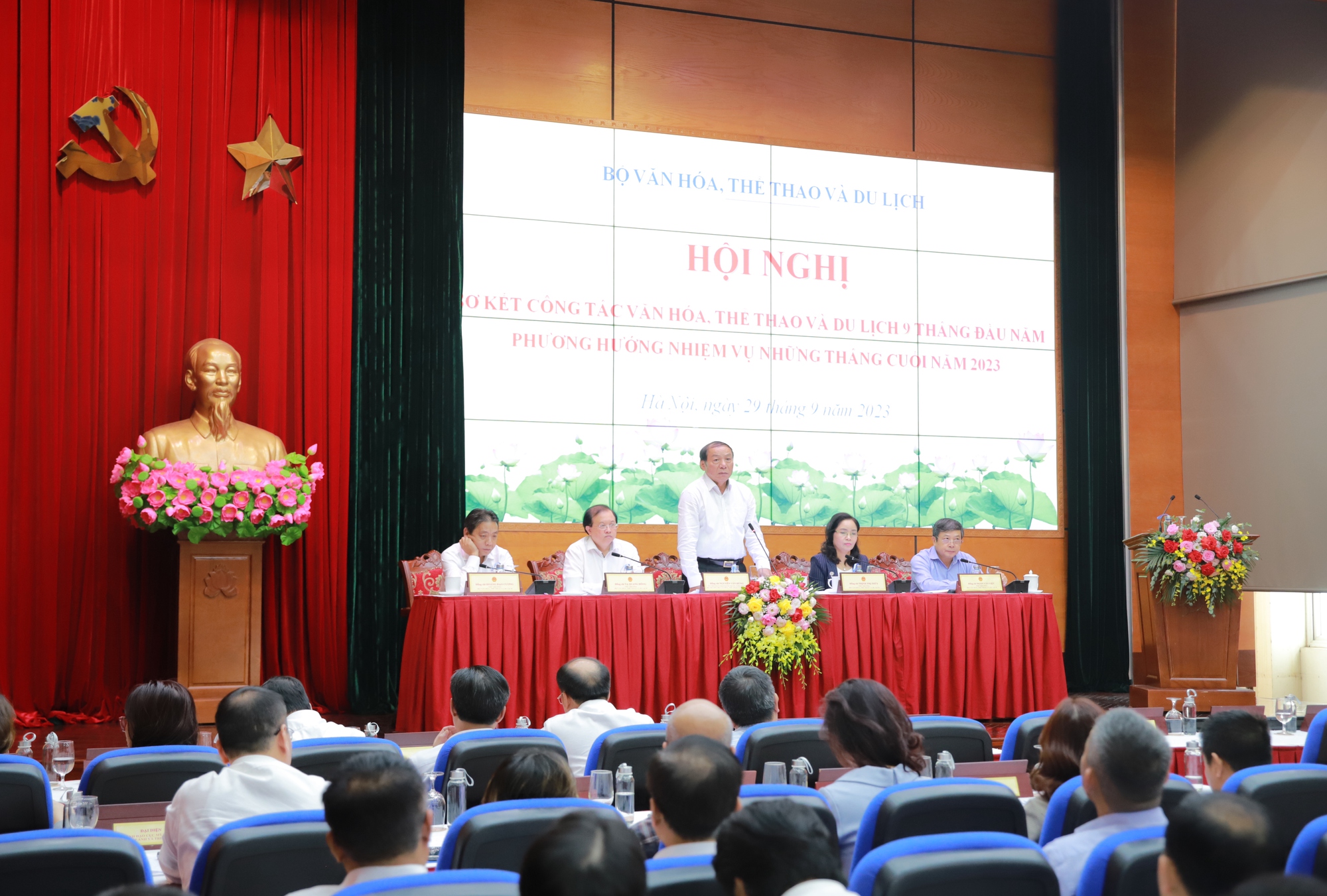 Bộ trưởng Nguyễn Văn Hùng: Trách nhiệm, gương mẫu, đoàn kết, sáng tạo để tăng tốc về đích trong những tháng cuối năm - Ảnh 2. Bộ trưởng Nguyễn Văn Hùng: Trách nhiệm, gương mẫu, đoàn kết, sáng tạo để tăng tốc về đích trong những tháng cuối năm - Ảnh 2.