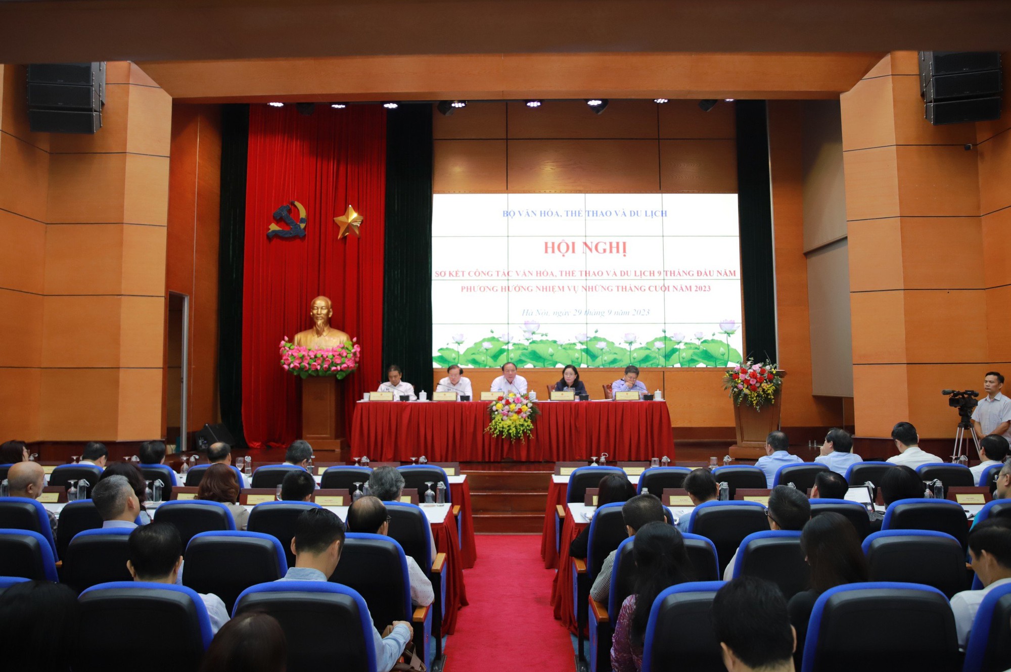 Bộ trưởng Nguyễn Văn Hùng: Trách nhiệm, gương mẫu, đoàn kết, sáng tạo để tăng tốc về đích trong những tháng cuối năm - Ảnh 1. Bộ trưởng Nguyễn Văn Hùng: Trách nhiệm, gương mẫu, đoàn kết, sáng tạo để tăng tốc về đích trong những tháng cuối năm - Ảnh 1.