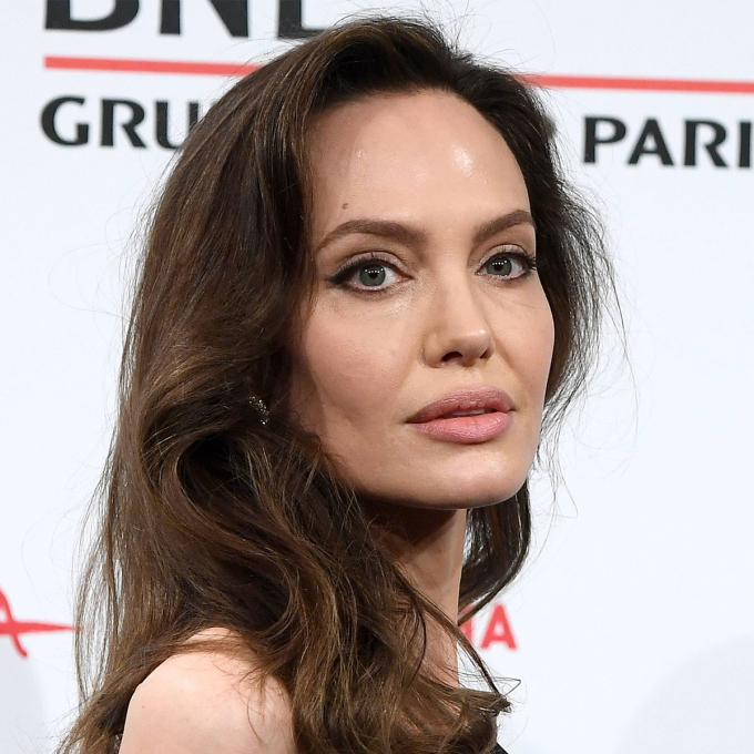 Chuyên gia tiết lộ bí quyết dưỡng da của Angeline Jolie: dùng kem chống nắng từ sớm, có một sản phẩm luôn mang theo bên mình  - Ảnh 4.
