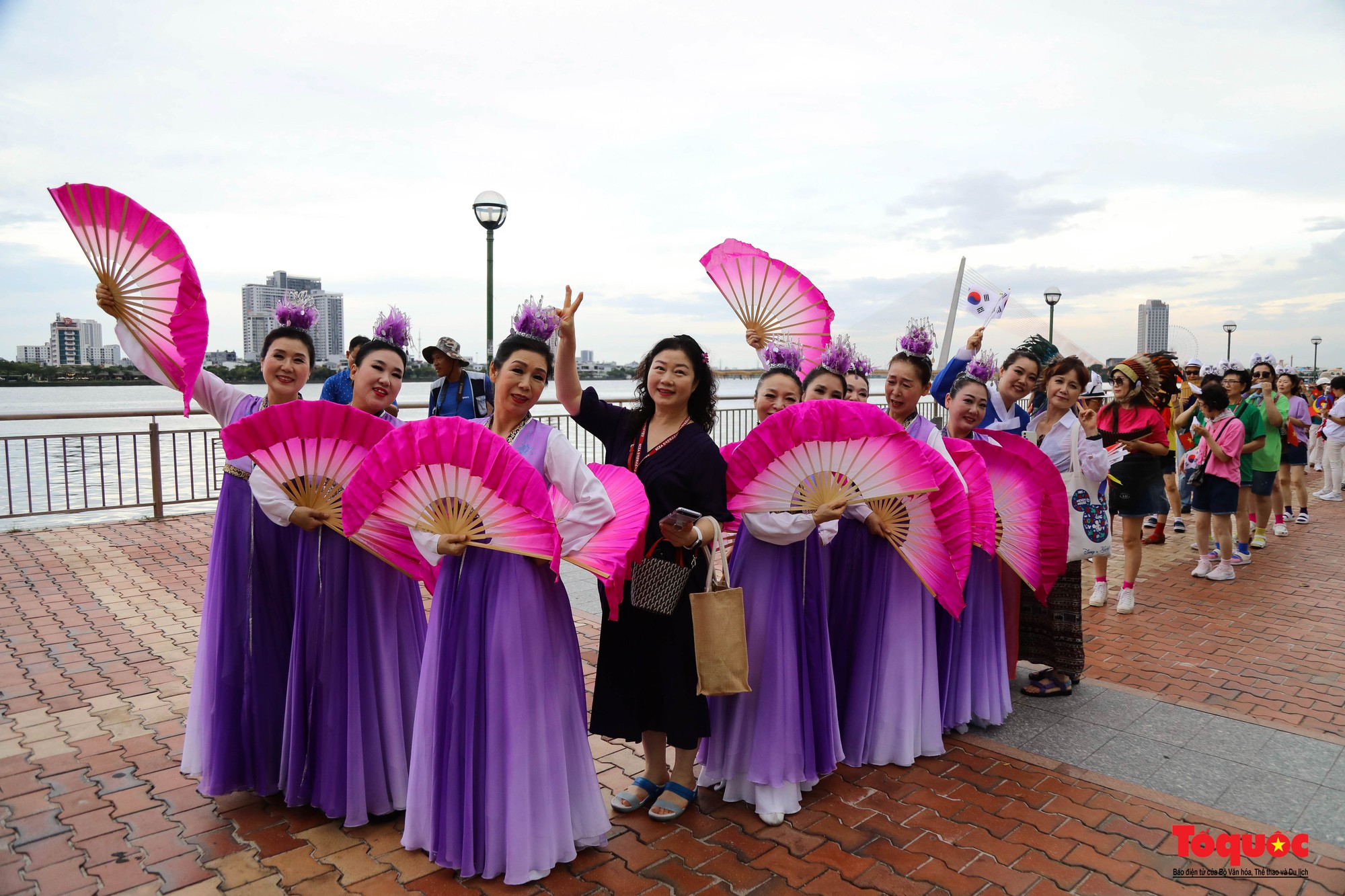 Đoàn diễu hành chào mừng Lễ hội Việt Nam – Hàn Quốc rực rỡ bên sông Hàn - Ảnh 3.